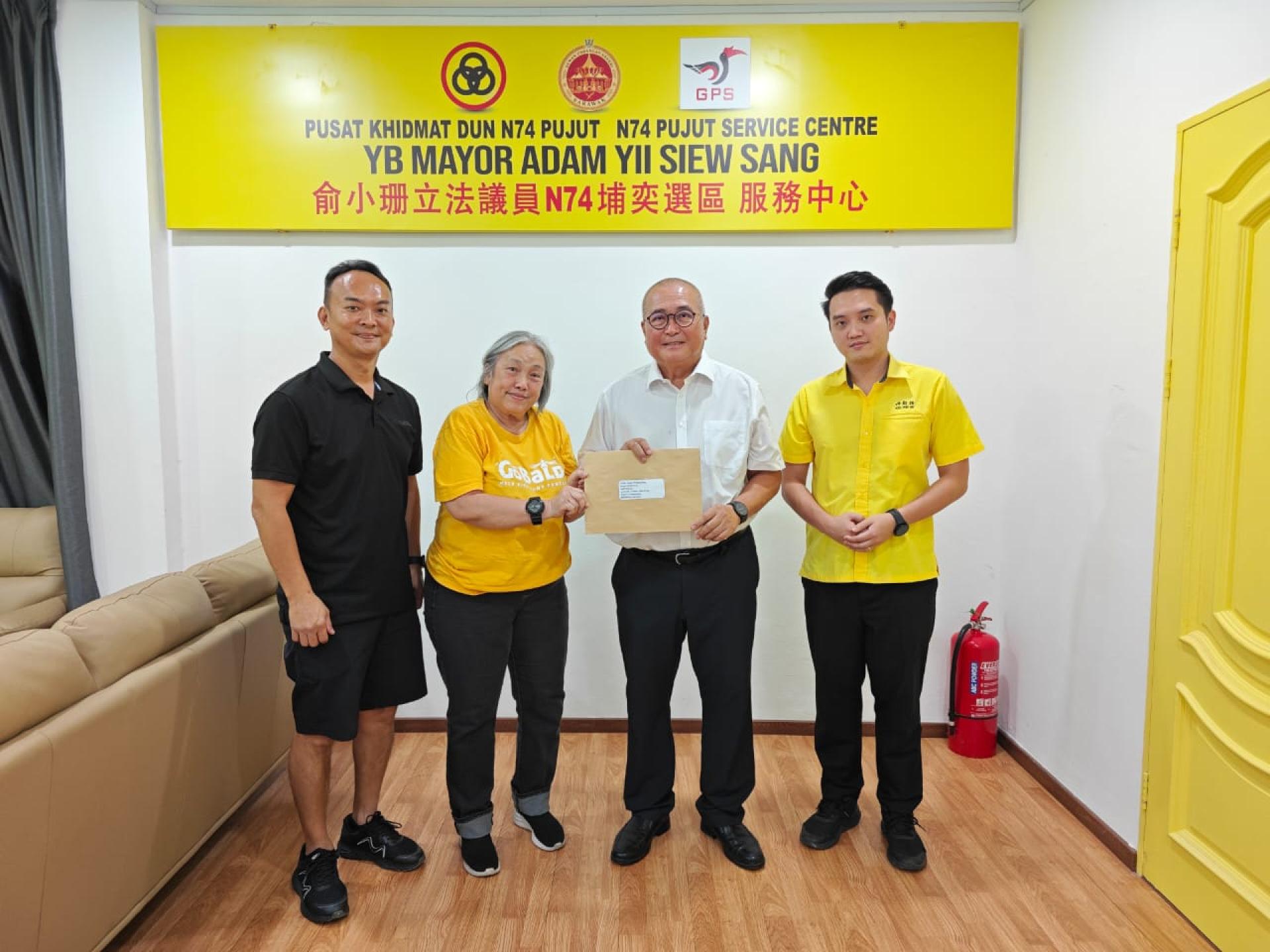 美里向日葵中心“爱心同行”慈善筹款健走活动筹备会成员礼貌拜会美里市长俞小珊（右2），并移邀请函。左2为美里向日葵中心秘书许美芳。