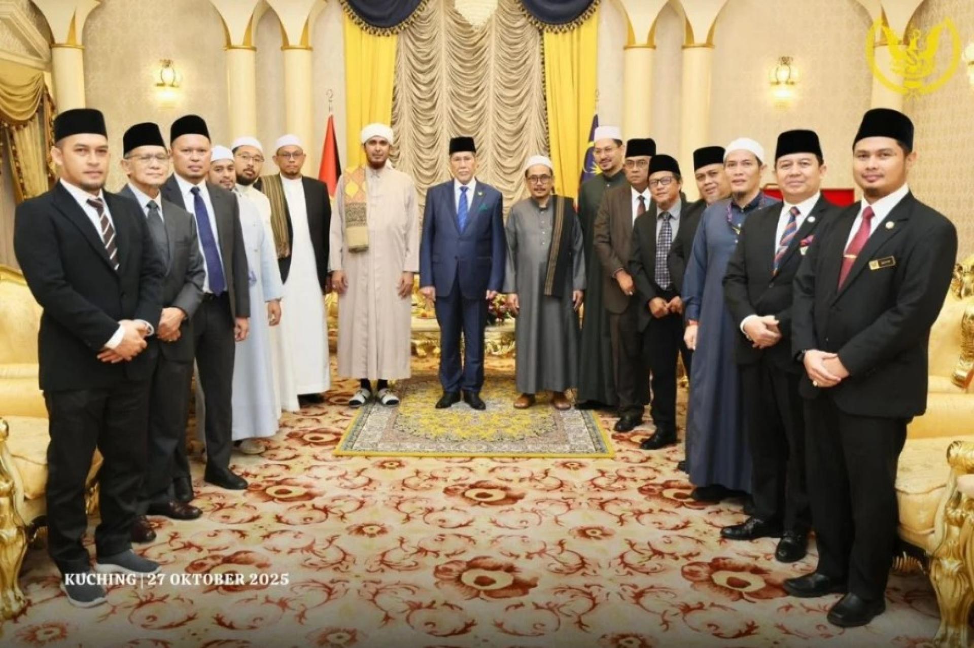 旺朱乃迪（中）与到访代表团合影。