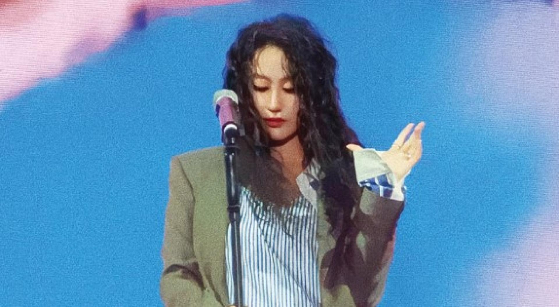 陈粒表演遇到耳返爆音事件。