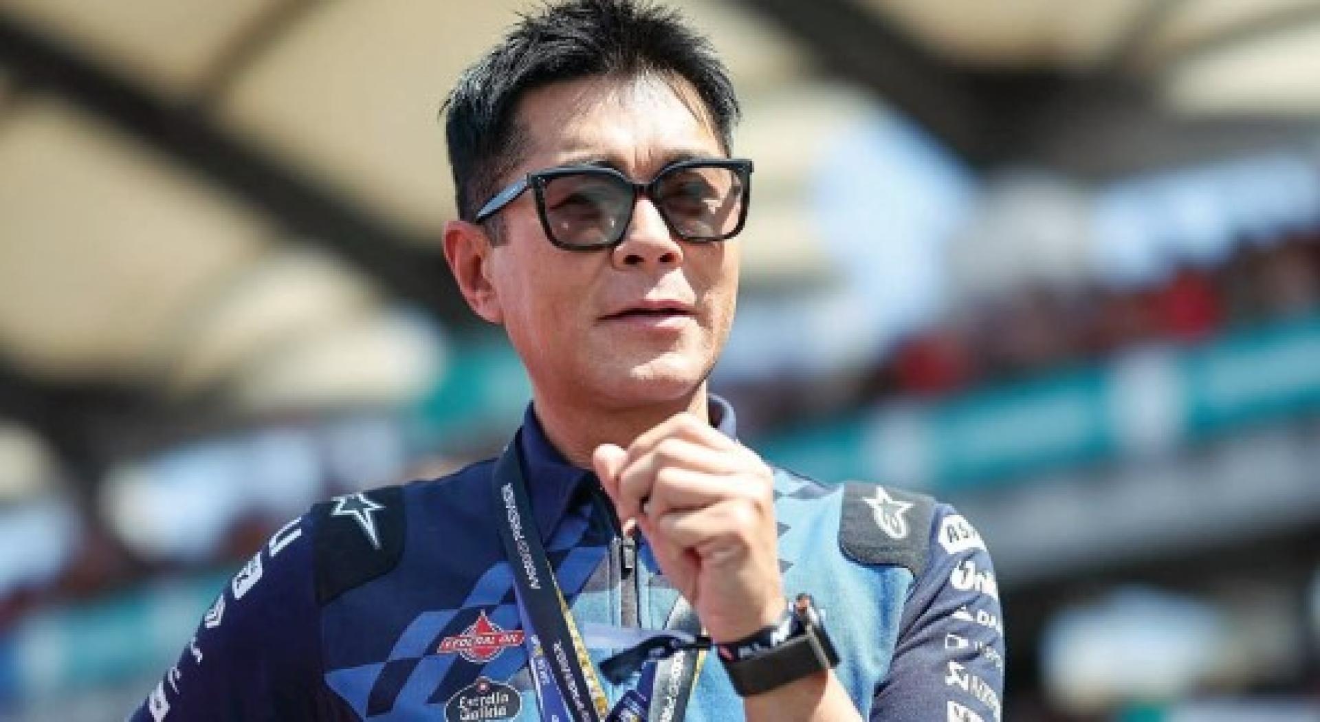 古天乐现身MotoGP马来西亚站赛场，型爆的他成为现场一道亮眼的风景线。