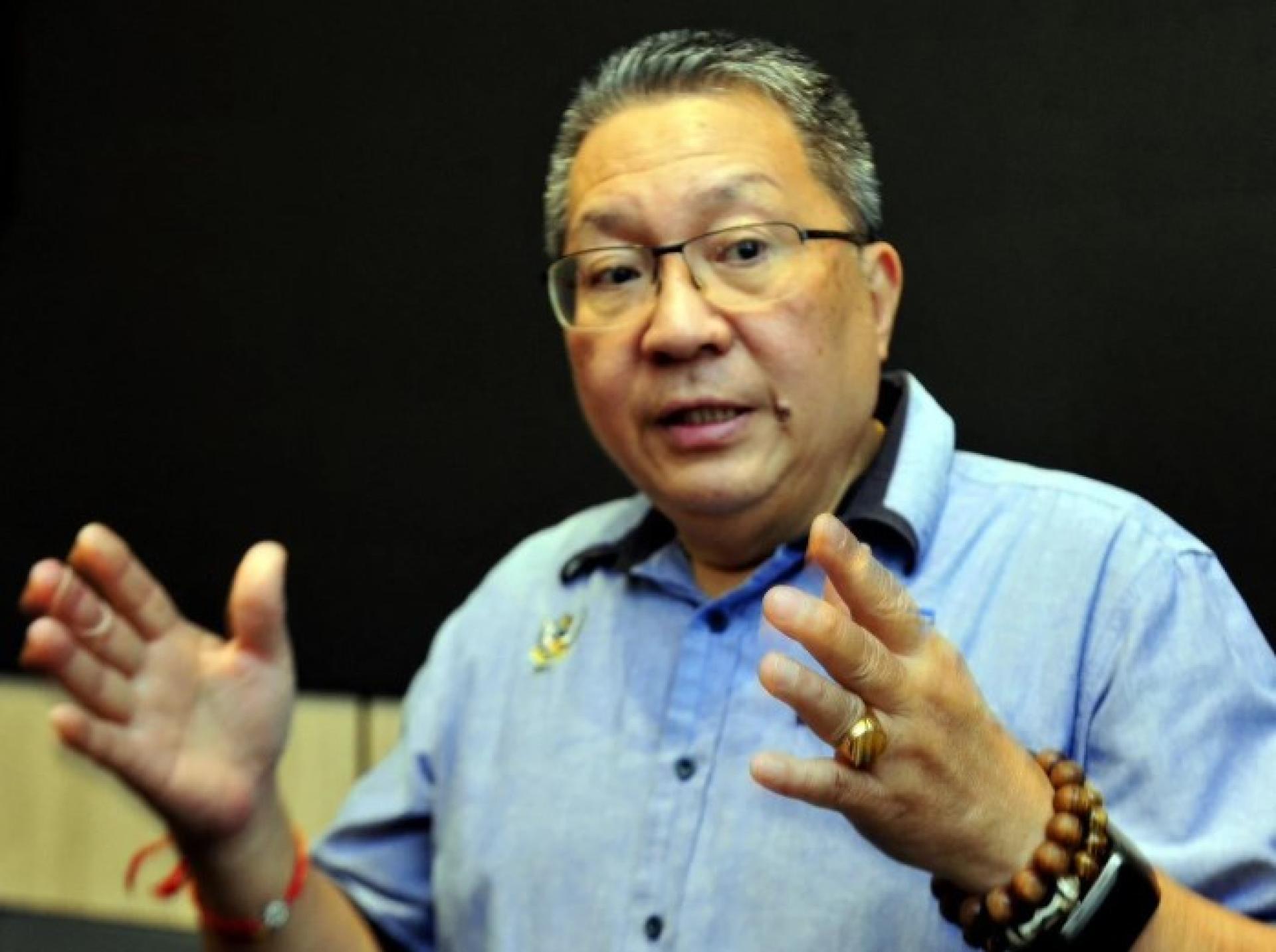 黄鸿圣在出席古晋南市市政局（MBKS）小贩与市场委员会委任仪式后接受媒体访问时摄。