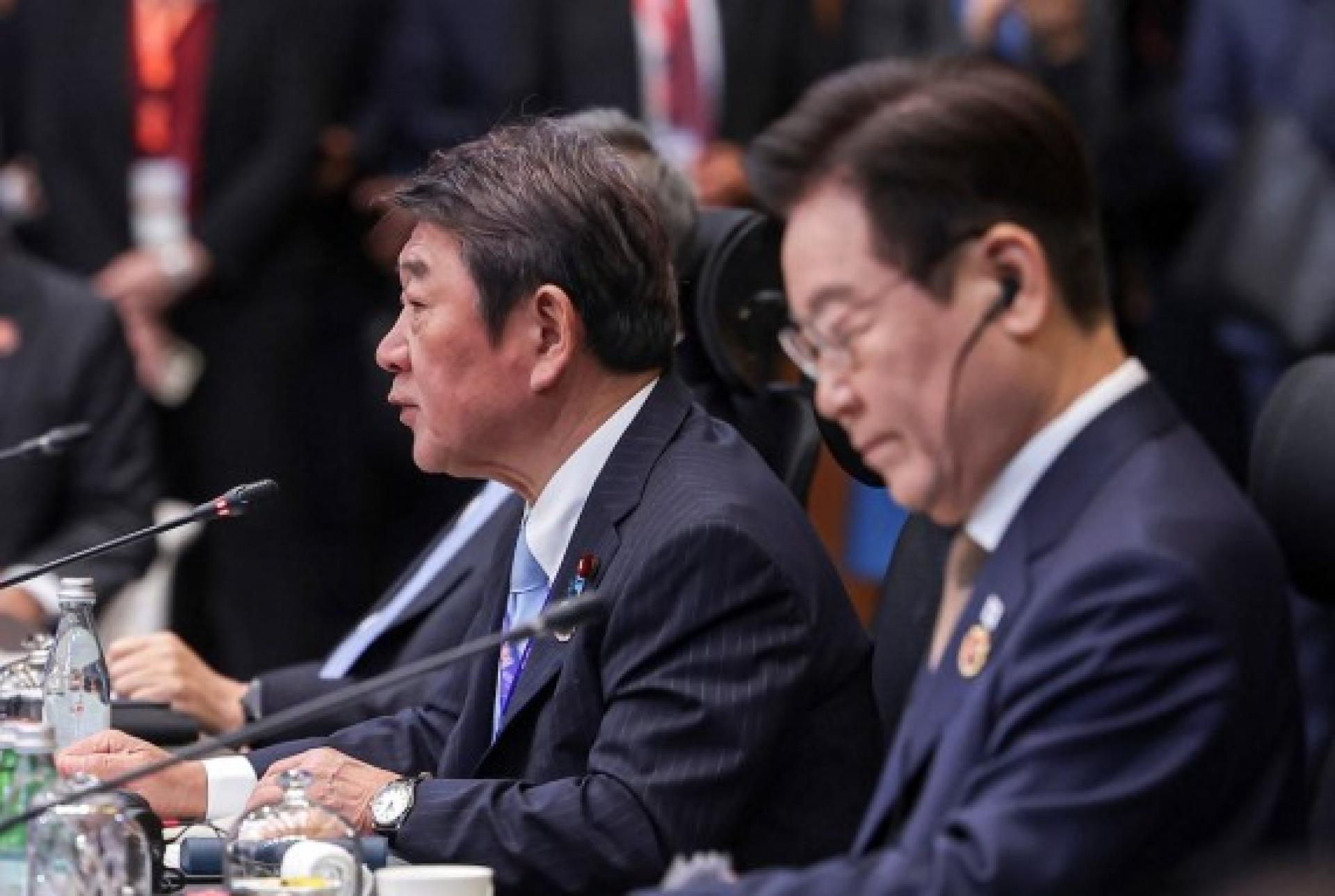 茂木敏充（右2）：日本致力于加强与东盟、中国及韩国在金融稳定与粮食安全领域的合作。