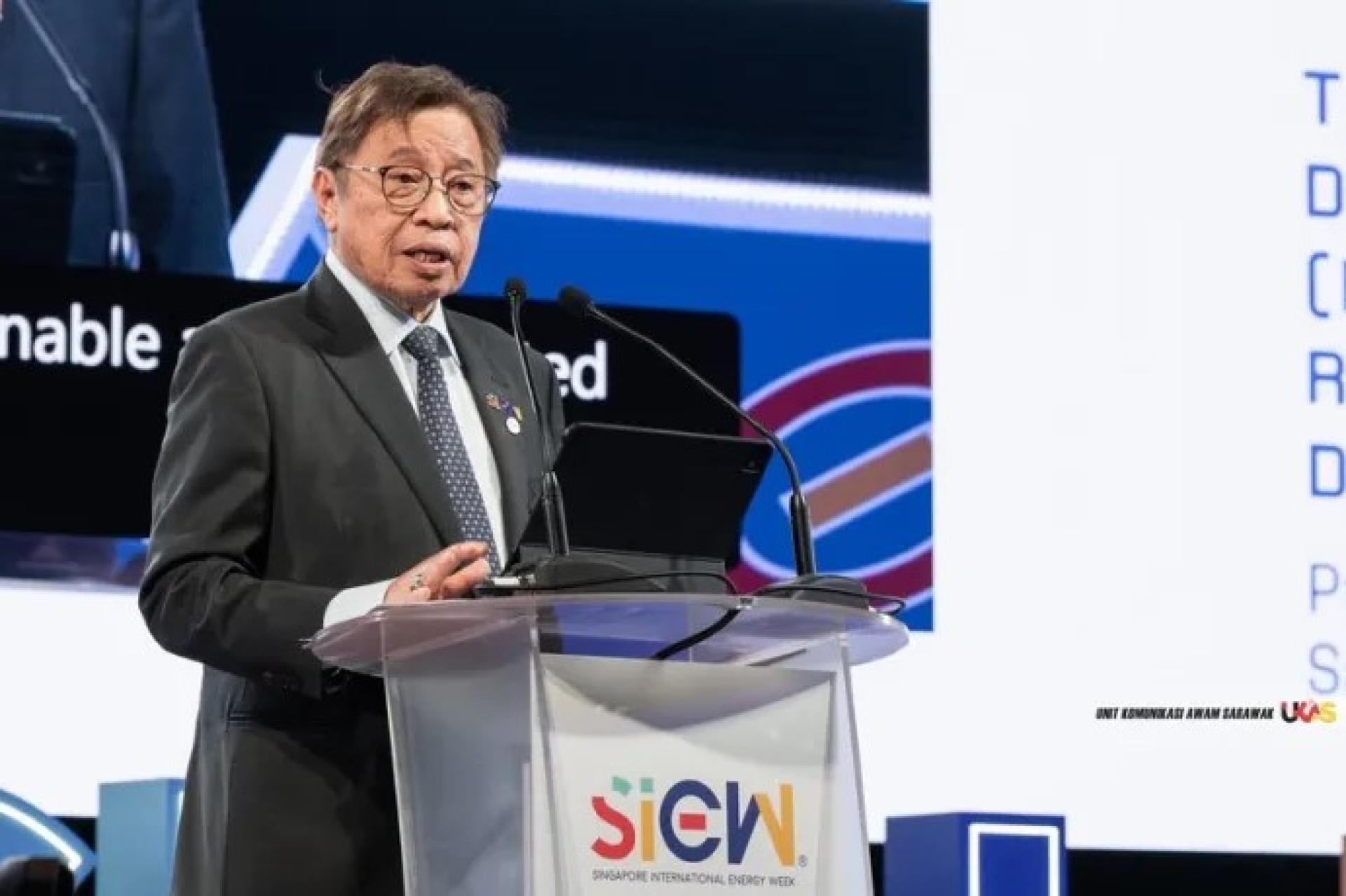 砂拉越总理拿督巴丁宜丹斯里阿邦佐哈里敦奥本（Abang Johari Tun Openg）于2025年10月27日在新加坡国际能源周发表主题演讲。