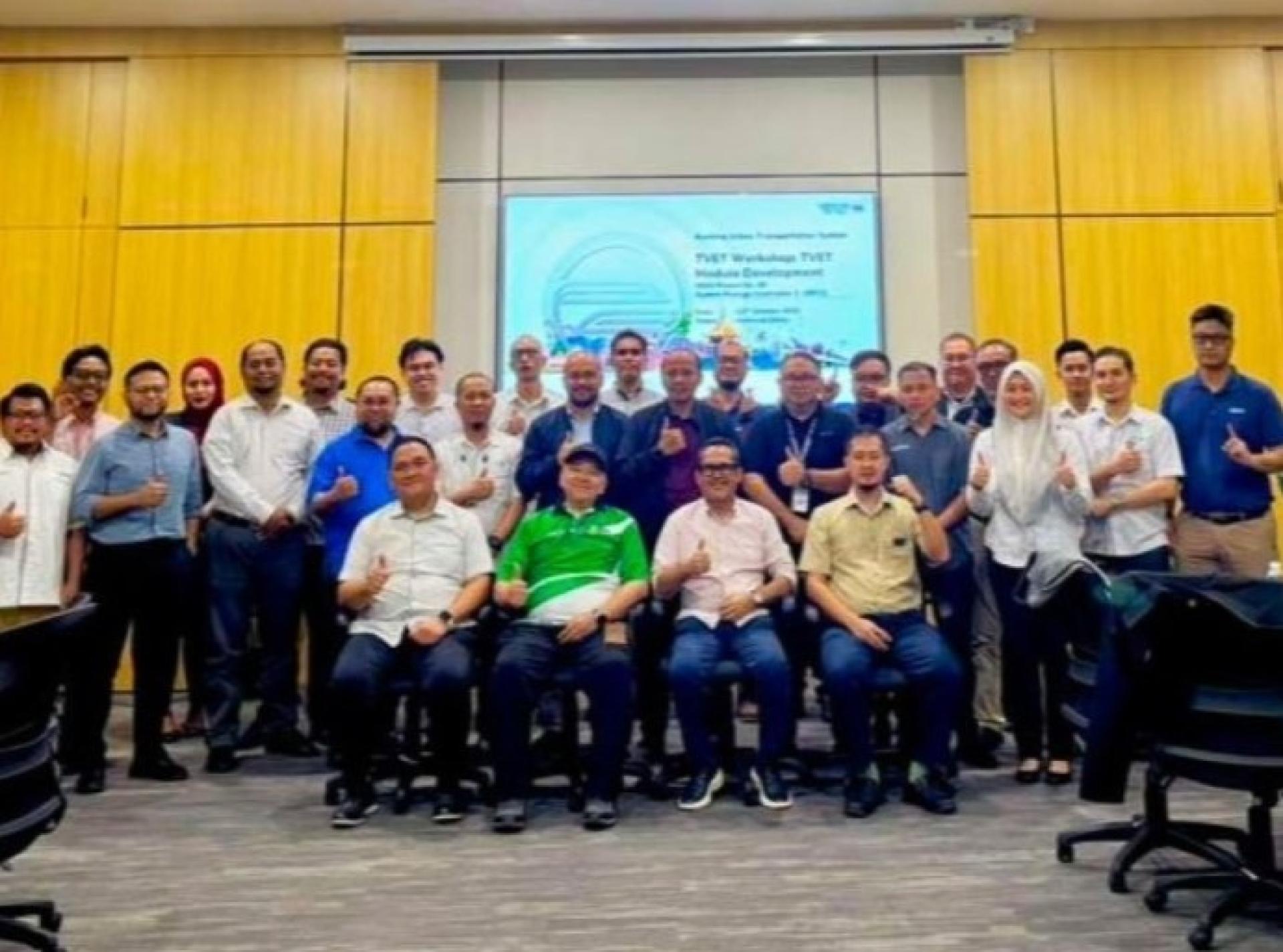 研讨会开幕仪式后，与会者合影留念。