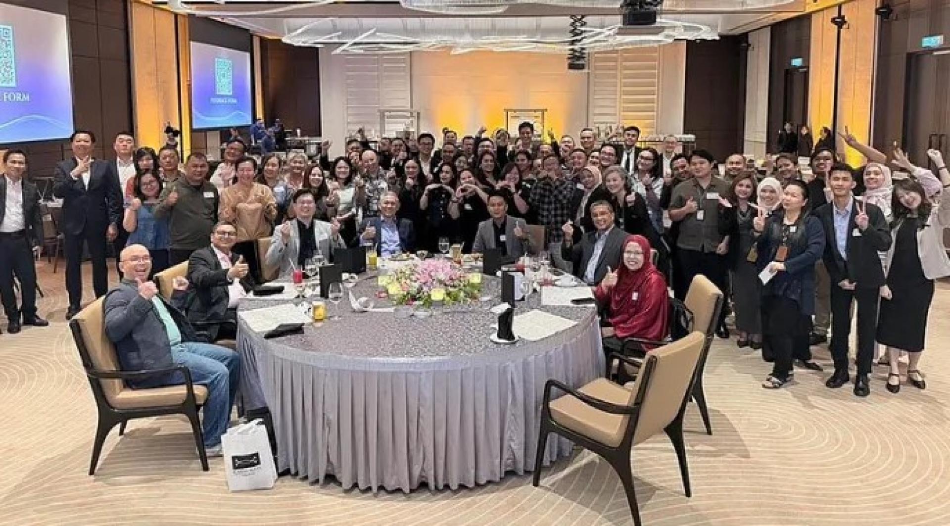 苏莱曼（前排左3）与媒体代表合影留念，摄于2025年10月28日古晋举行的“Cahya Mata媒体之夜”。