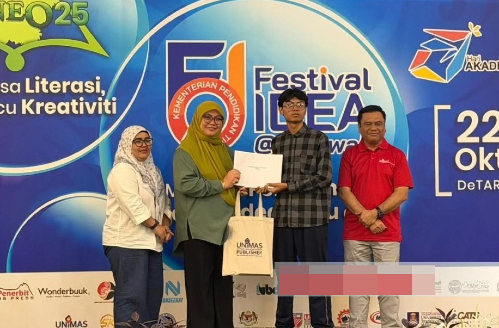 诗歌朗诵比赛冠军安艾米尔哈比诺拜蒂（左2）从西蒂教授手中接过奖项。