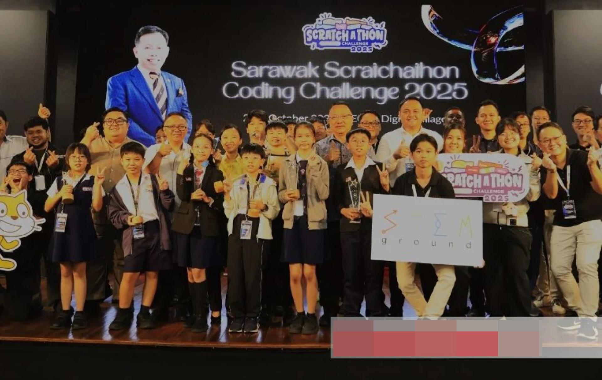 古晋及三马拉汉联邦董事会主席拿督蔡文德（Datuk Jonathan Chai Voon Tok）、砂总理政治秘书许德婉（Kho Teck Wan）及副县教育官温斯顿多米尼克里泰（Winston Dominic Ritay）与Scratchathon 2025参赛者在古晋TEGAS数码村闭幕典礼上合影。