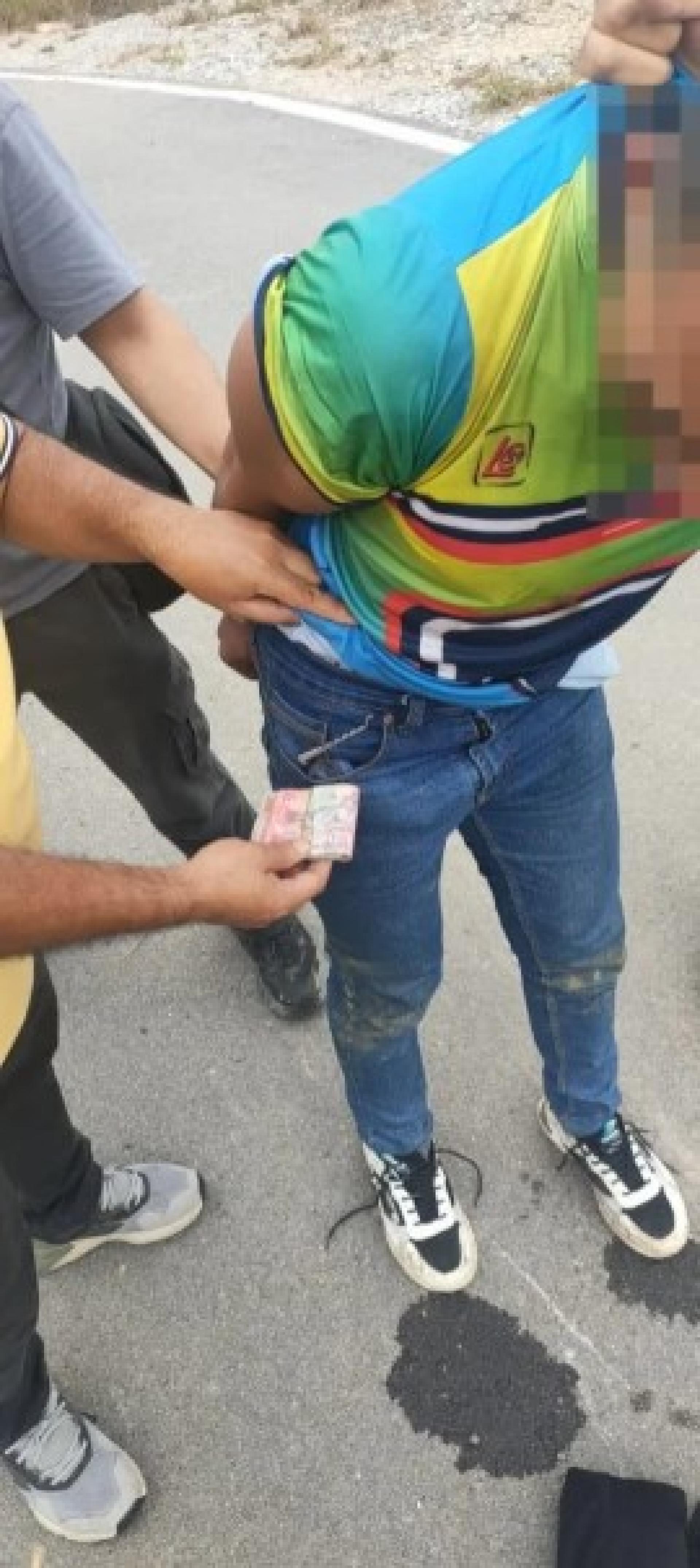 嫌犯昨日傍晚在石隆门甘榜斯波泊沙拉加油棕园试图逃入树林时被捕。