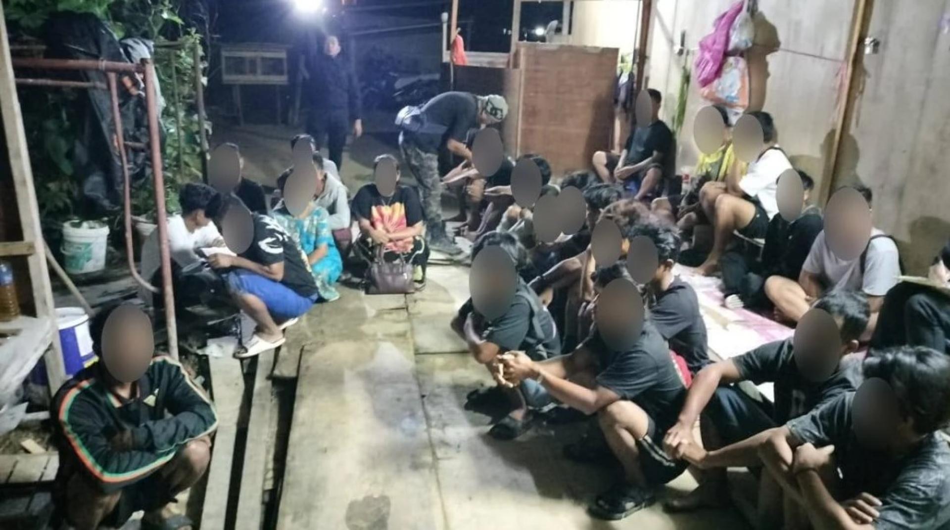 移民局执法人员在清晨突击行动中押送被捕外籍人士。