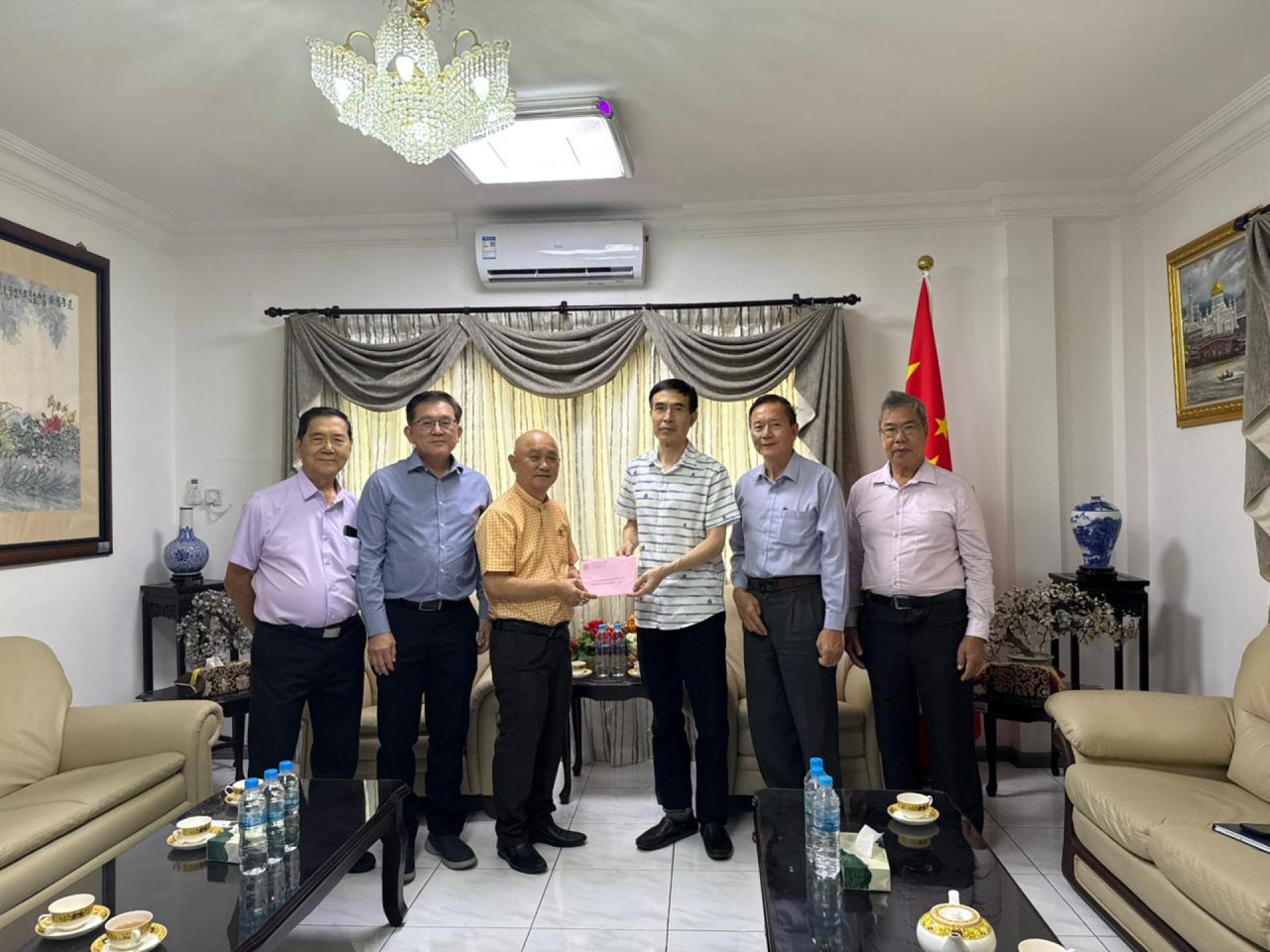 马来奕中华中学董事长刘小源(左三)率代表团拜会中国驻汶莱大使肖建国阁下(右三),并递交校庆晚宴邀请函。