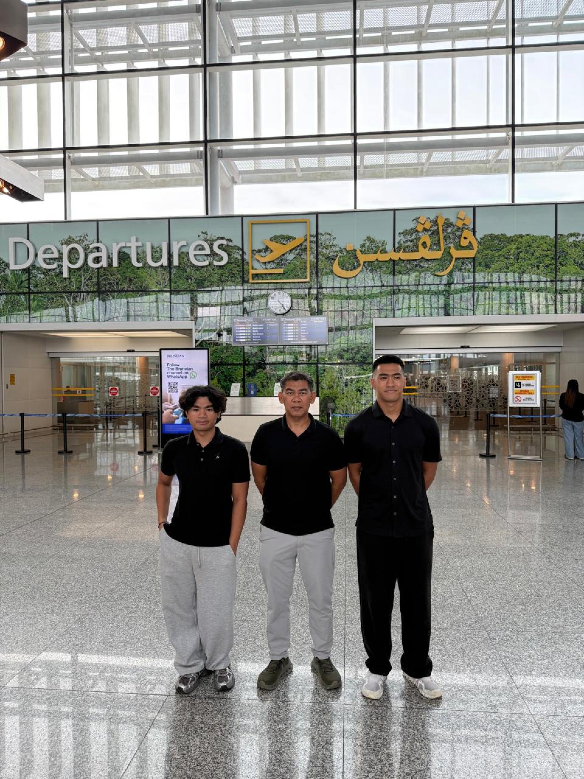 领队/教练Harjimmey Zainal(中)与2名运动员合影,左为Md Danial Hakim Harjimmey,右为Ak Md Amirul Wijaya Pg Zainal Abidin