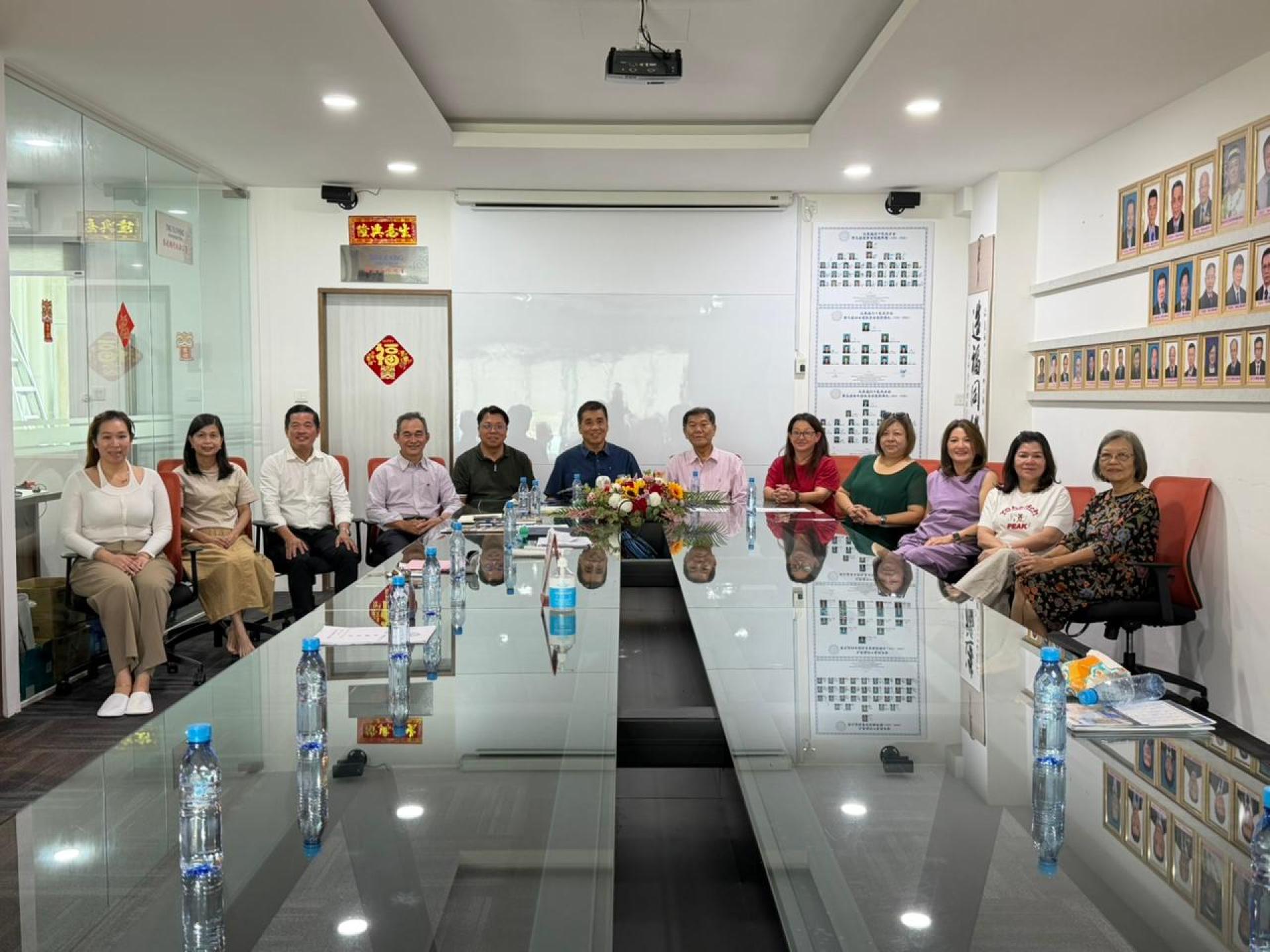 筹委会成员左起:杨婷婷、方秀妃、张惠丰、刘坤彰、林彬礼、汶莱福州十邑同乡会会长刘世泉博士、马来奕福州公会主席黄林明,方青萍,方丽冬,刘桂仙,池小华,陈秀玉