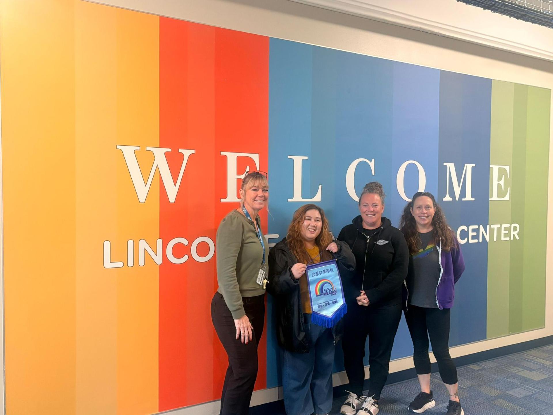 努如伊扎与林肯早教学习中心老师合影