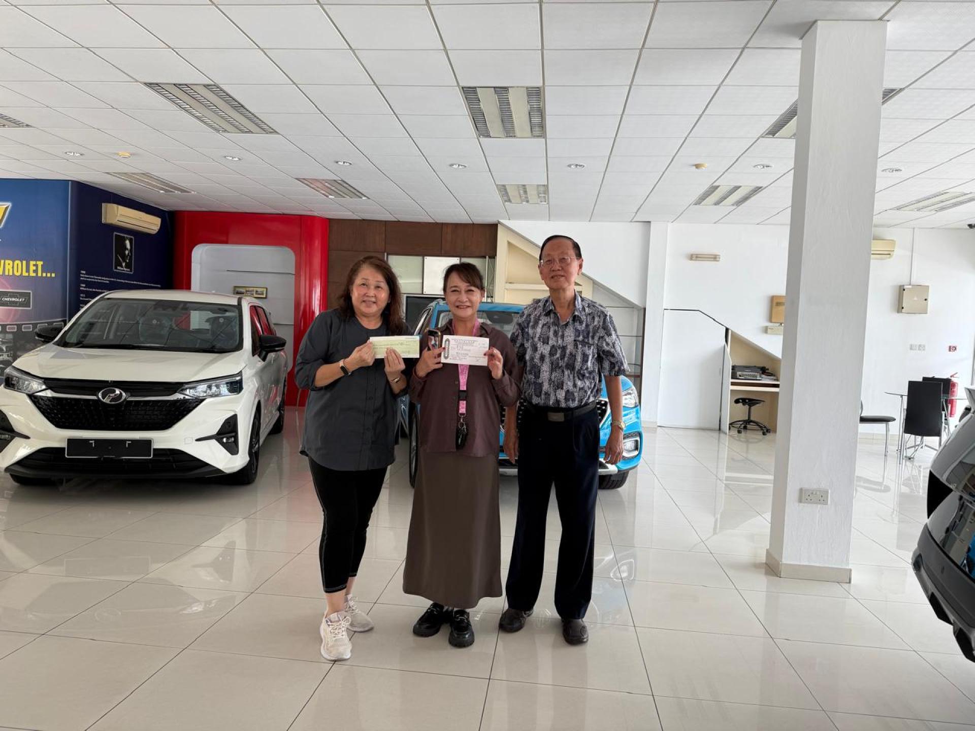 许玉珠（中）移交蔡瑞棠300元捐款