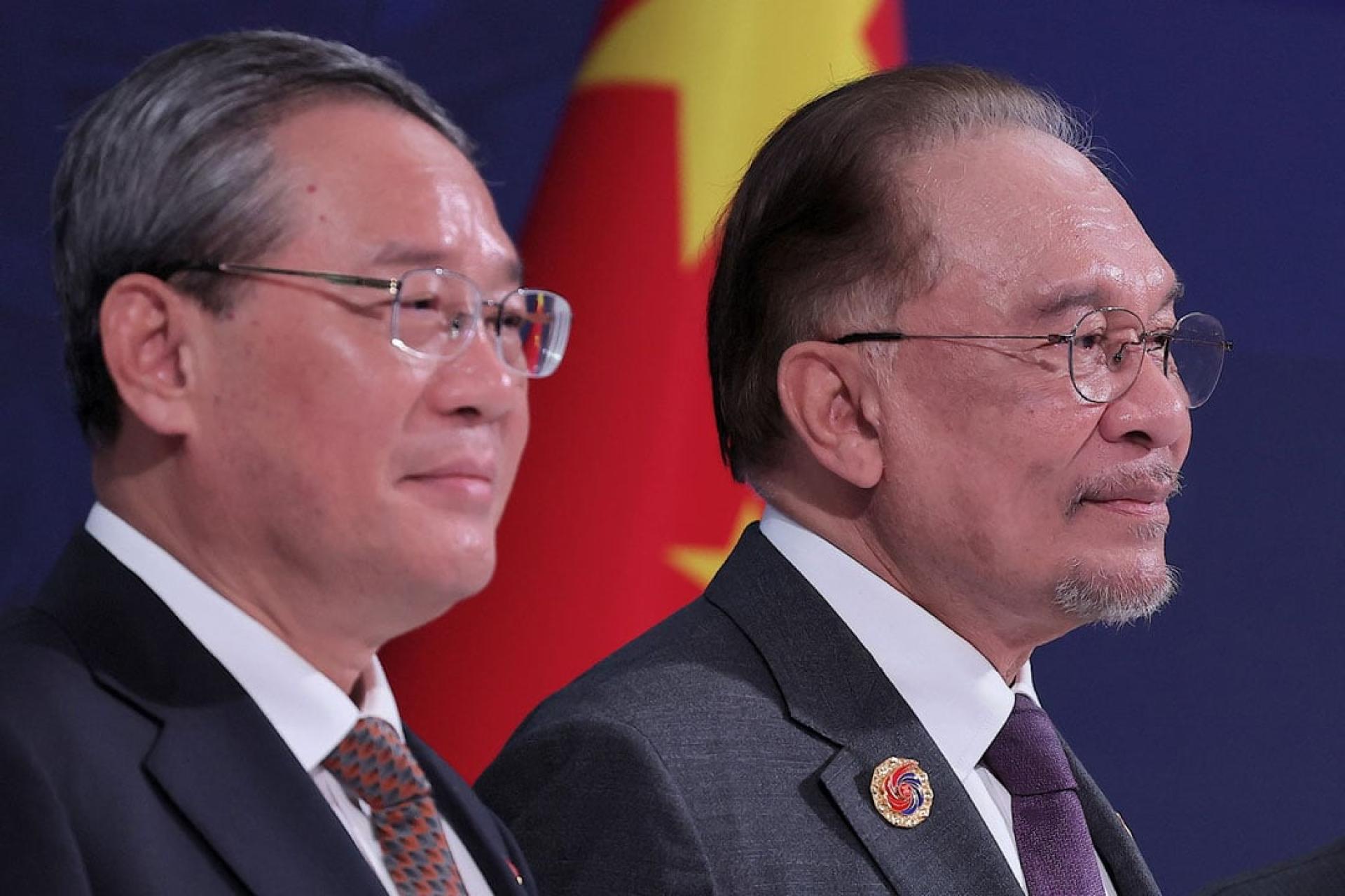 李强(左起)与安华举行双边会谈,双方重点讨论强化贸易与投资合作,同时就区域重大课题交换意见。