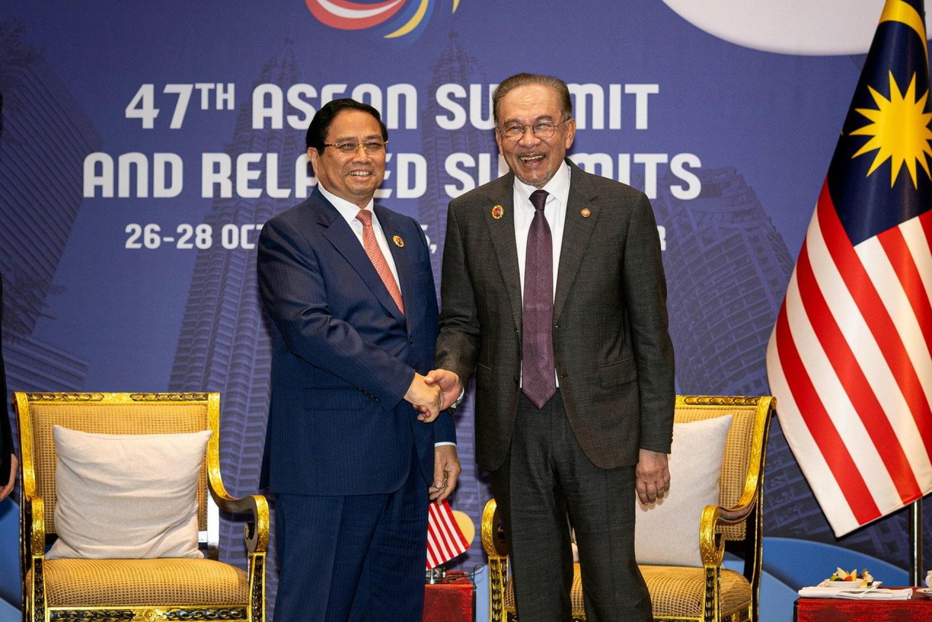 安华(右起)与范明政在会面时合影,两人也聚焦谈论扩大两国在贸易、投资、电气电子、人工智能、半导体及清真业等领域的合作。