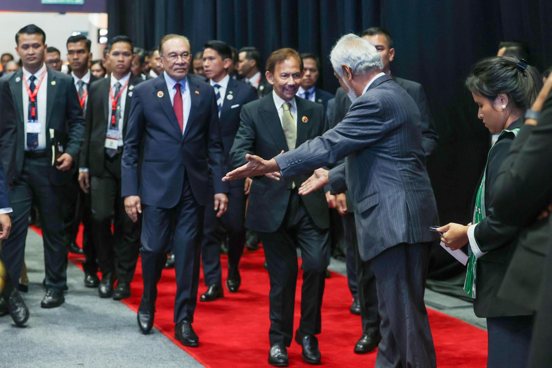 汶莱苏丹、大马首相安华进入招待会场受到东帝汶总理沙纳纳的欢迎