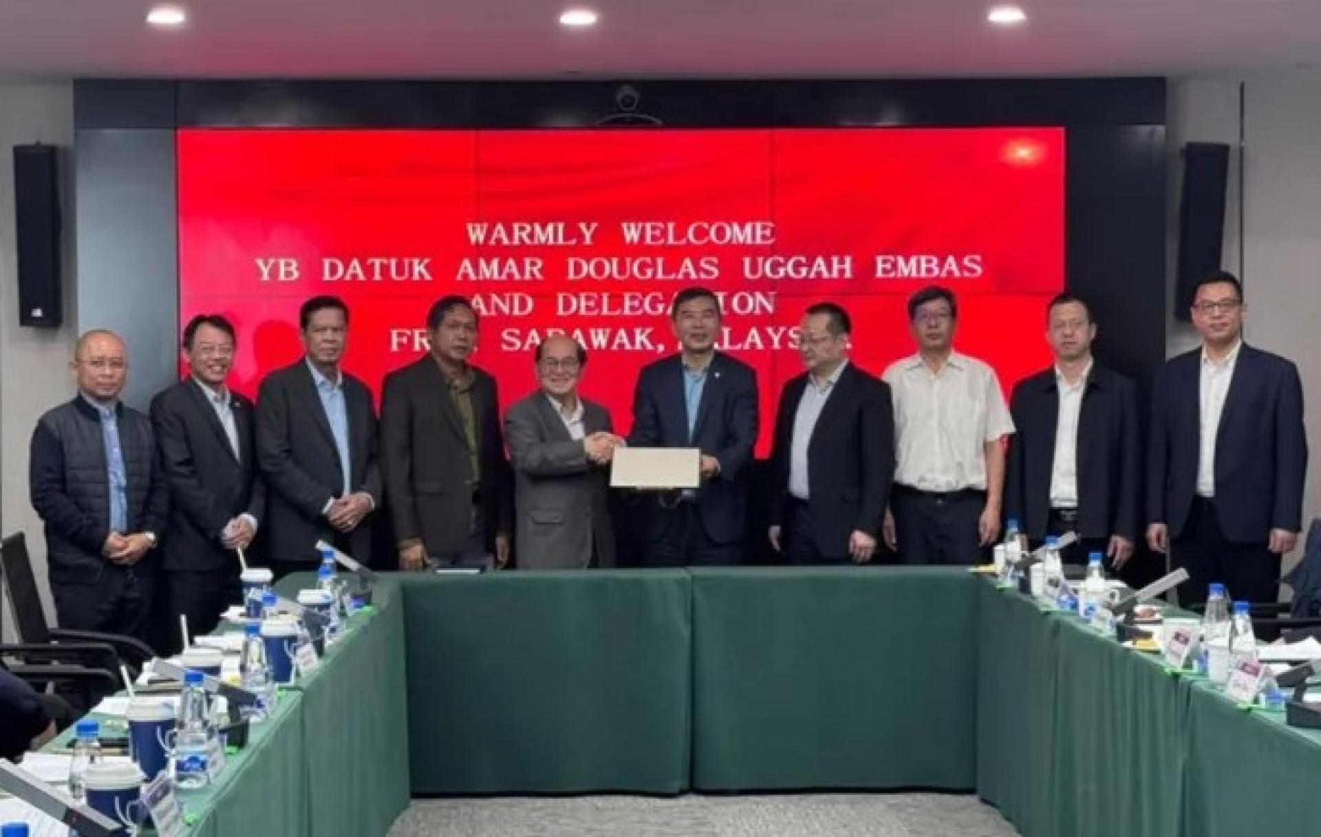 道格拉斯（左5）率领砂拉越代表团，于2025年10月27日访问中国成都的中国交通建设股份有限公司（CCCC）。