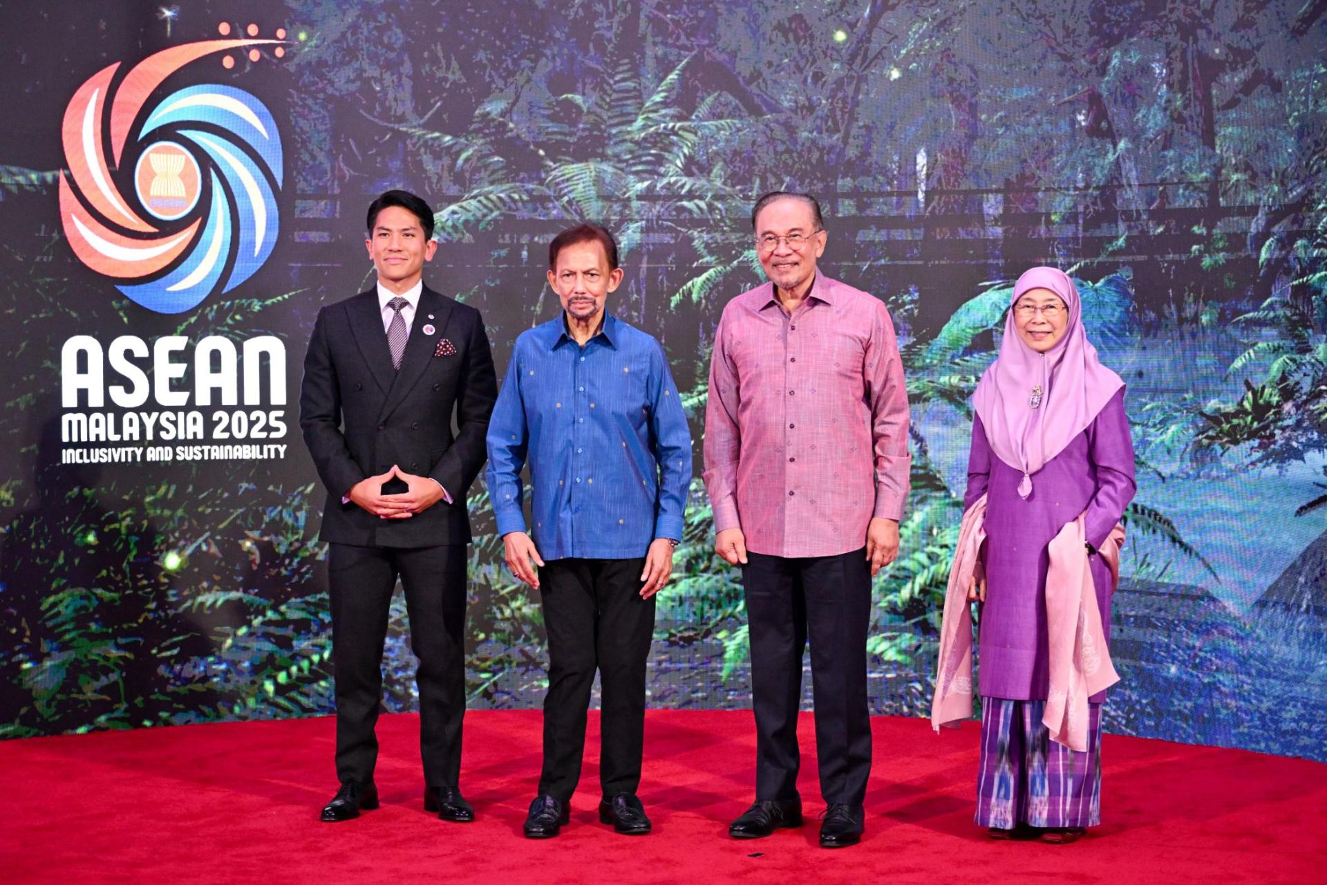 苏丹陛下、马丁王子与大马首相安华伉丽合影