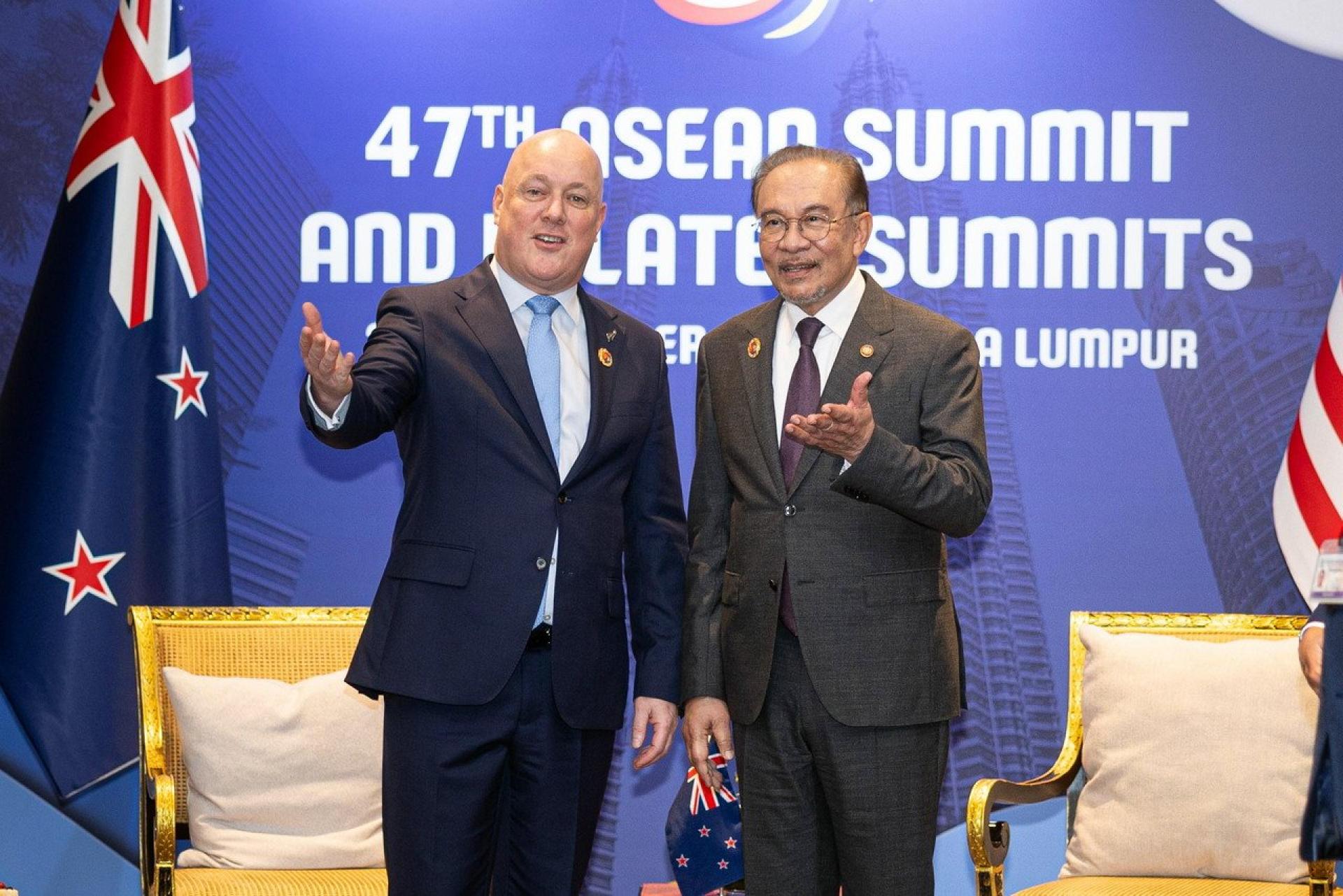 安华(右起)和卢克森在第47届东盟峰会和相关峰会场边,举行的双边会谈后合影。