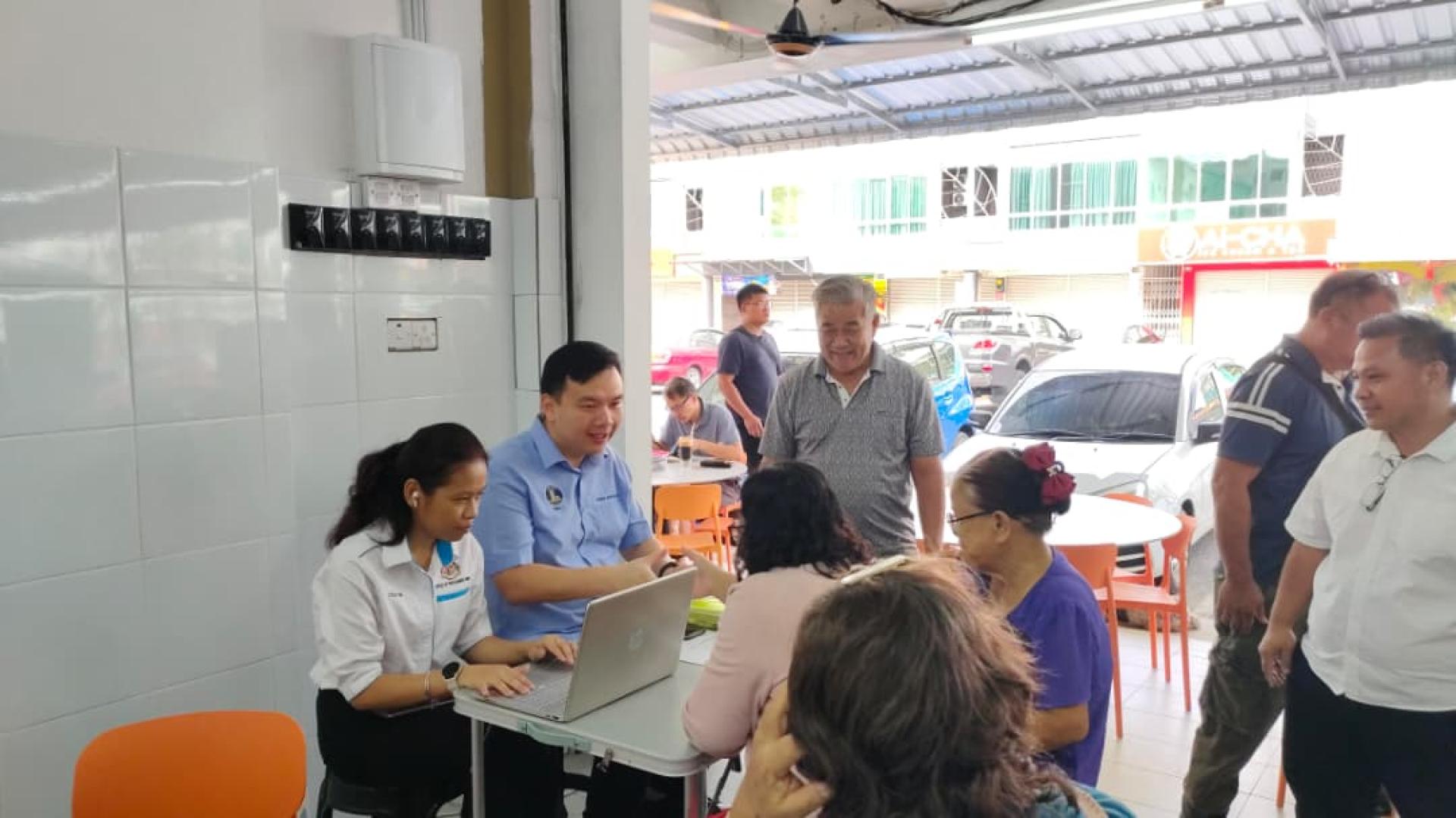 赵俊文日前在旺记咖啡店推出“流动服务柜台”,旨在让基层民众更便捷地获得政府援助与公共福利资讯。