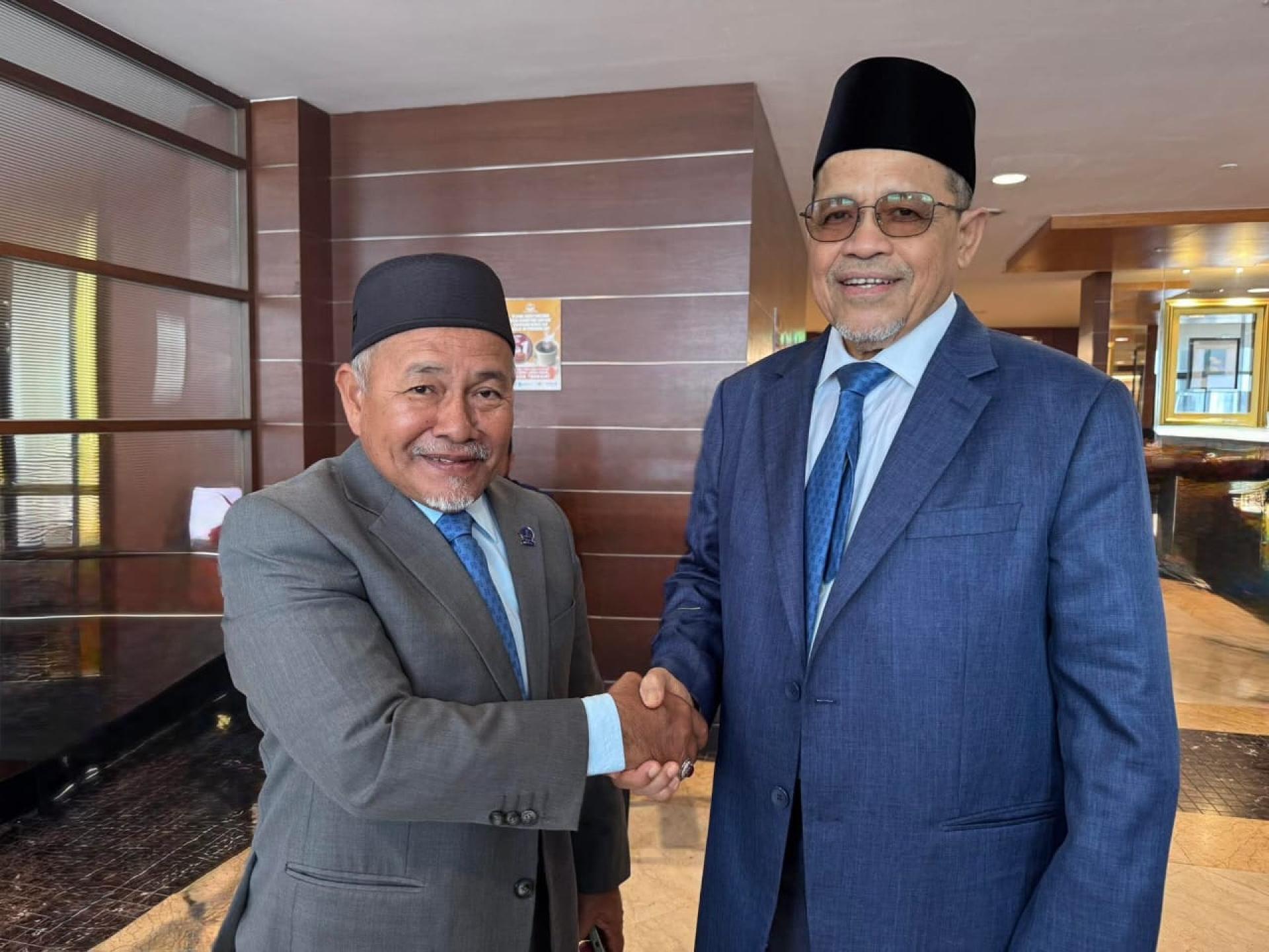 沙希淡（右）在脸书帖文中，感谢国盟领导层给予他信任出任玻州国盟主席。左为伊党署理主席拿督斯里端依布拉欣。