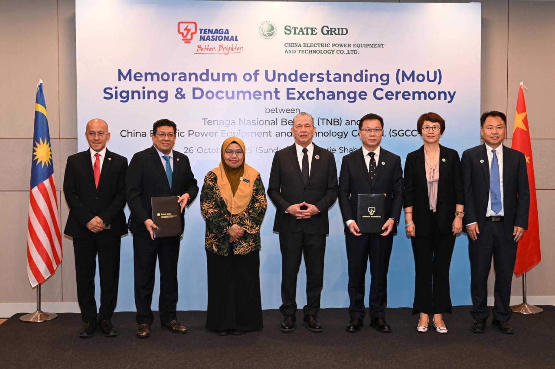 国能与中国电力技术装备签署谅解备忘录，由梅格贾拉鲁丁（左2）与余军（右3）代表双方签署，法迪拉尤索夫（中）见证。