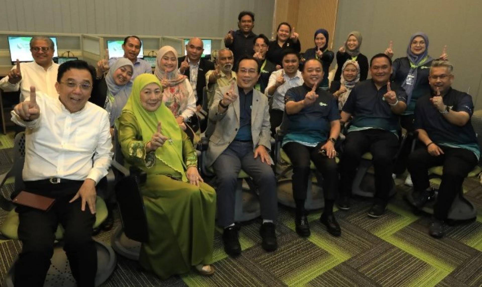 丕显拿督阿玛阿都阿兹拿督胡申（Tan Sri Datuk Amar Dr Abdul Aziz Datuk Husain）与哈曼沙布里（Hallman Sabri）及嘉宾一同出席砂拉越技能语言中心推介礼。