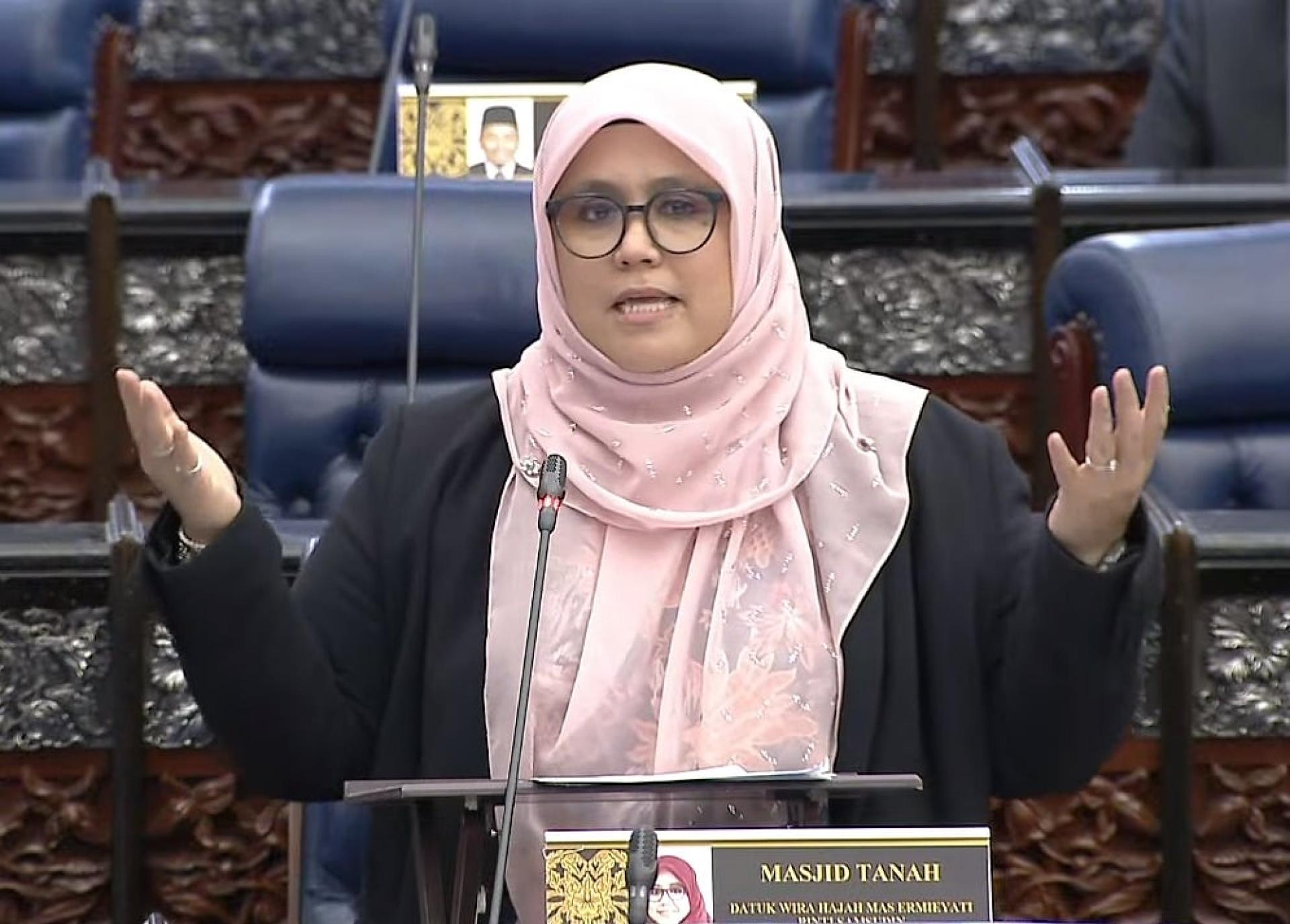 玛丝艾米雅蒂(图)促请里张庆信解释,有关大马会议及展览局新任首席执行员受委任不符合专业效率的课题。