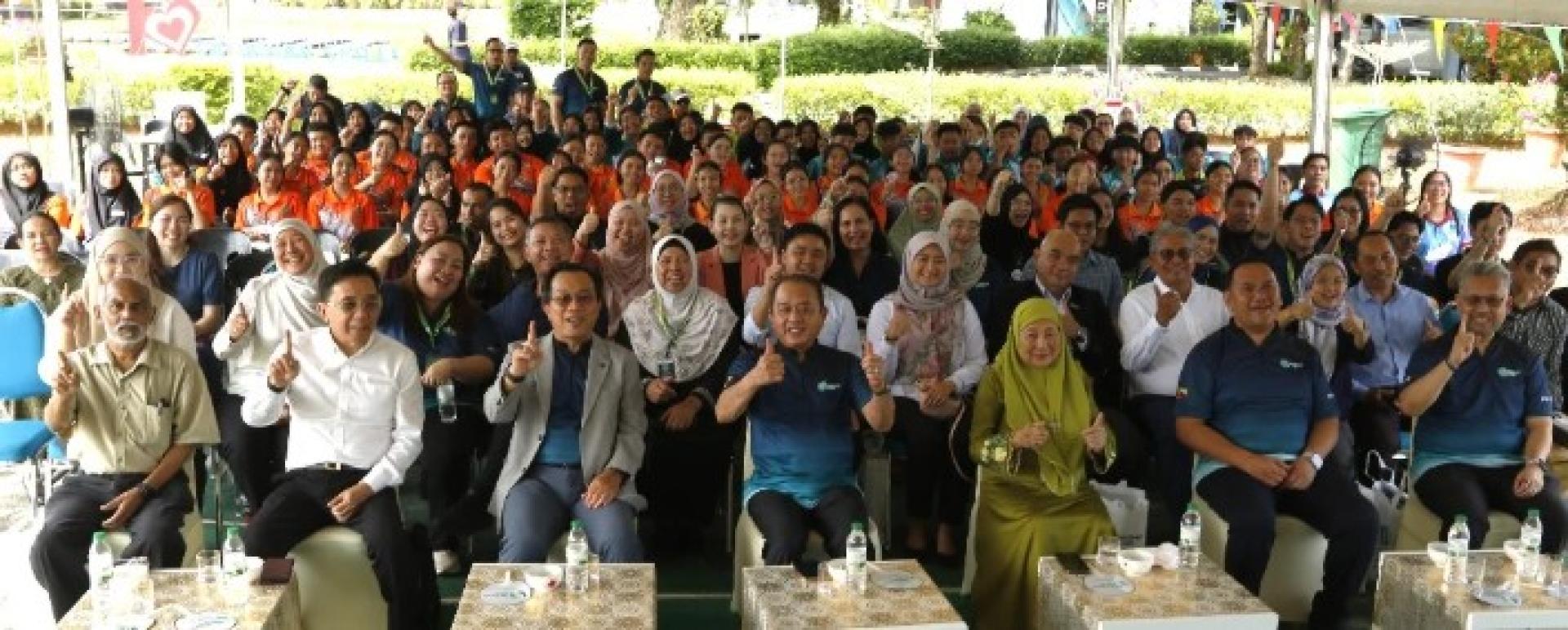 丹斯里拿督阿玛阿都阿兹博士（Tan Sri Datuk Amar Dr Abdul Aziz Datuk Husain）与哈曼沙布里（Hallman Sabri）及其他嘉宾与砂技能学院学生合影。