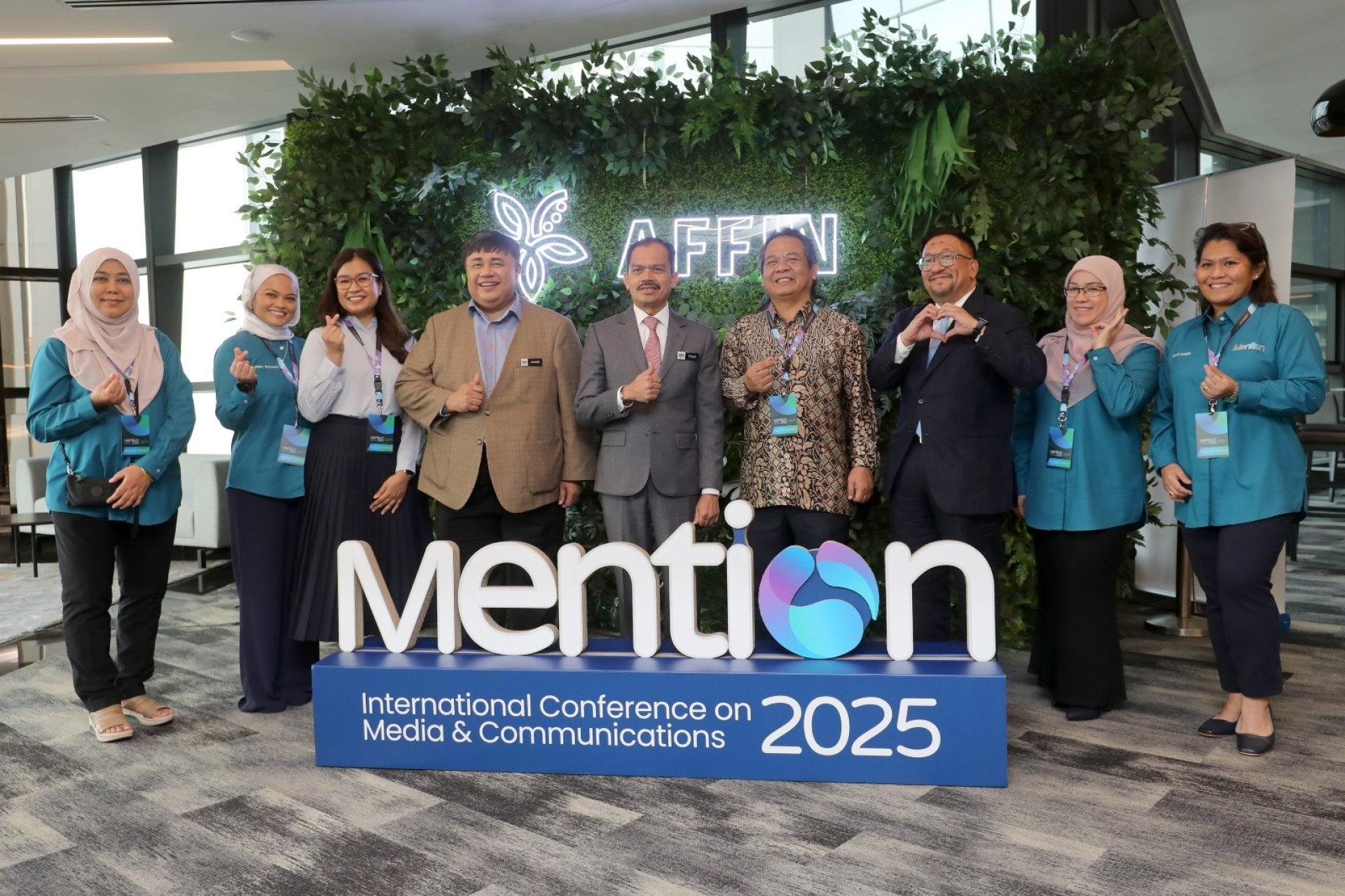 苏海米苏莱曼（左4起）、莫哈末弗兹及卡达鲁丁等嘉宾，一起为“国际媒体与传播会议”主持开幕仪式。