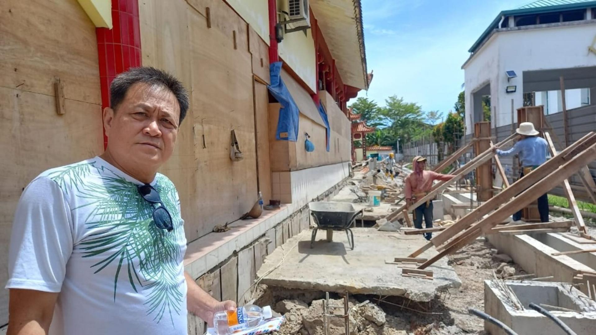 古晋东嶽观主席方文祥太平局绅巡视正进行的感恩堂扩建双层楼工程。