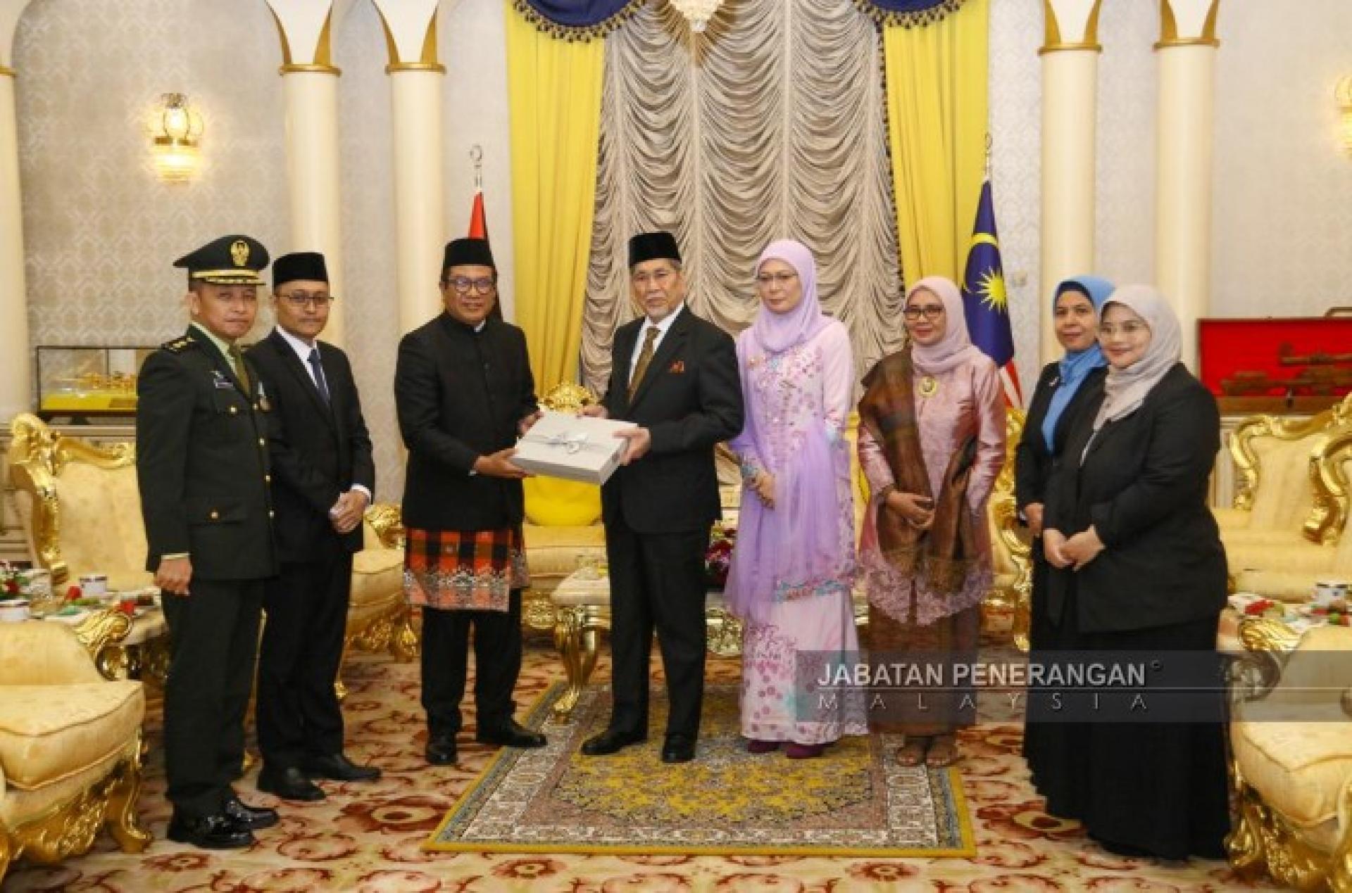 印尼驻古晋新任总领事阿都拉朱基菲（Abdullah Zulkifli）今日礼节拜会砂拉越元首丕显敦旺朱乃迪（Tun Pehin Sri Dr Wan Junaidi Tuanku Jaafar），地点位于砂拉越王宫。