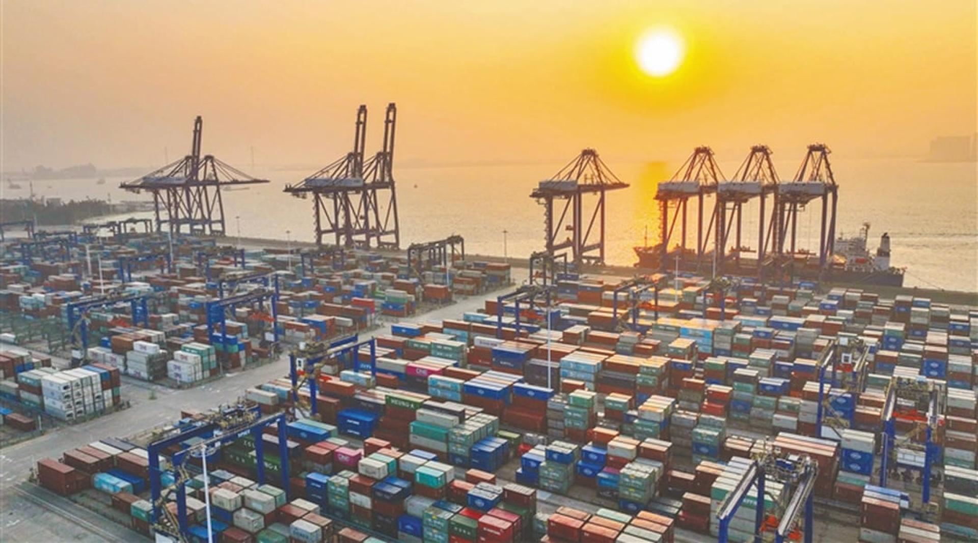 中国海南洋浦港货柜码头。