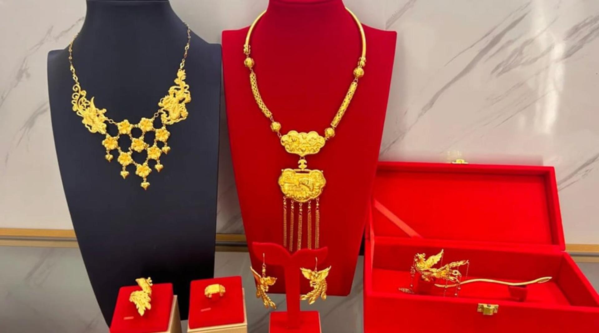 金价高企下,中国年轻新人流行“租三金”。