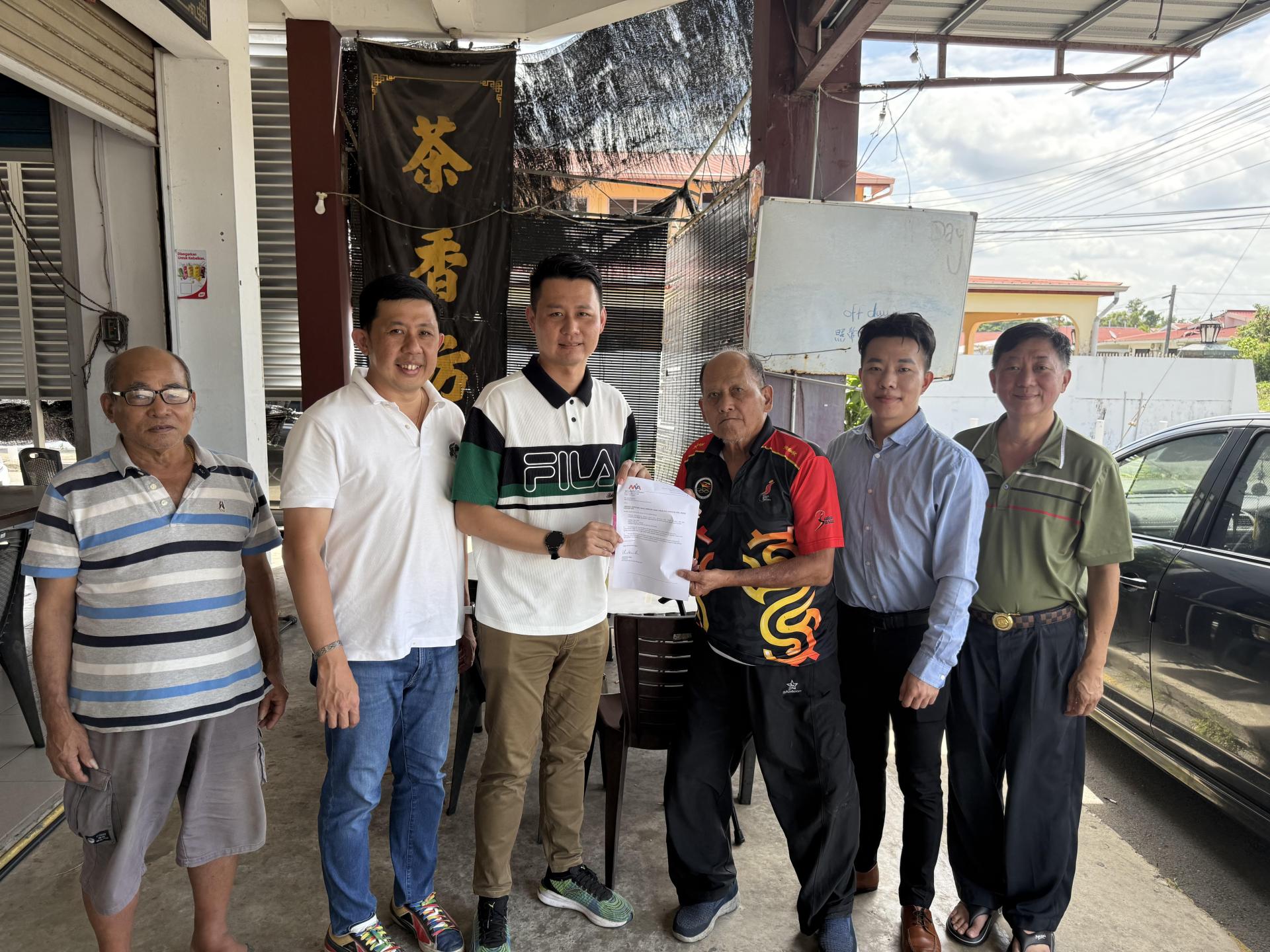 美里排球总会会长林思健（左三）移交11月9日55周年午宴邀请函给名誉主席苏本资。右二是主席温凯富。