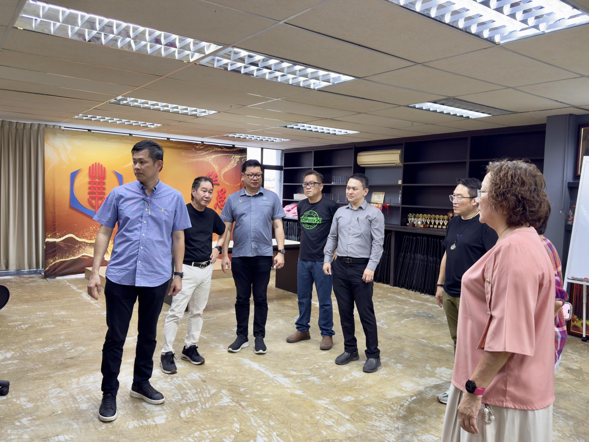许信隆（左一）与理事亲临华总会所进行巡视与视察工作，了解会所目前的内部运作状况与设备使用情况。