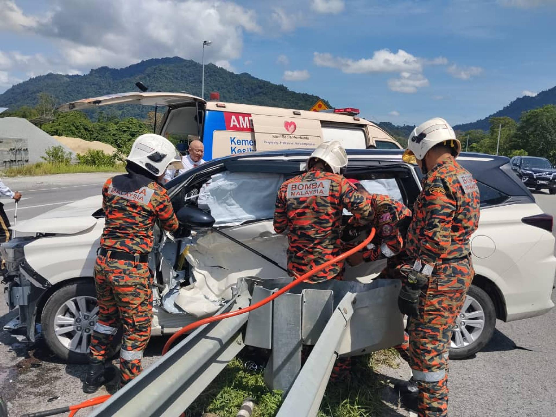 消拯人员使用特殊工具将受困在车内的老妇救出。