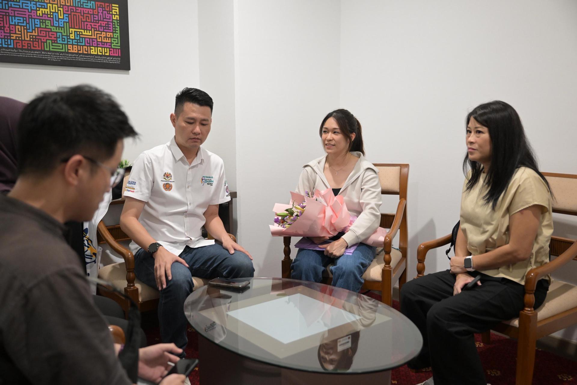 右1起是青体部属下安全运动委员会主席莊淑玲、严馨彤和理事会董事林思健认真聆听其讲述事情经过时摄。