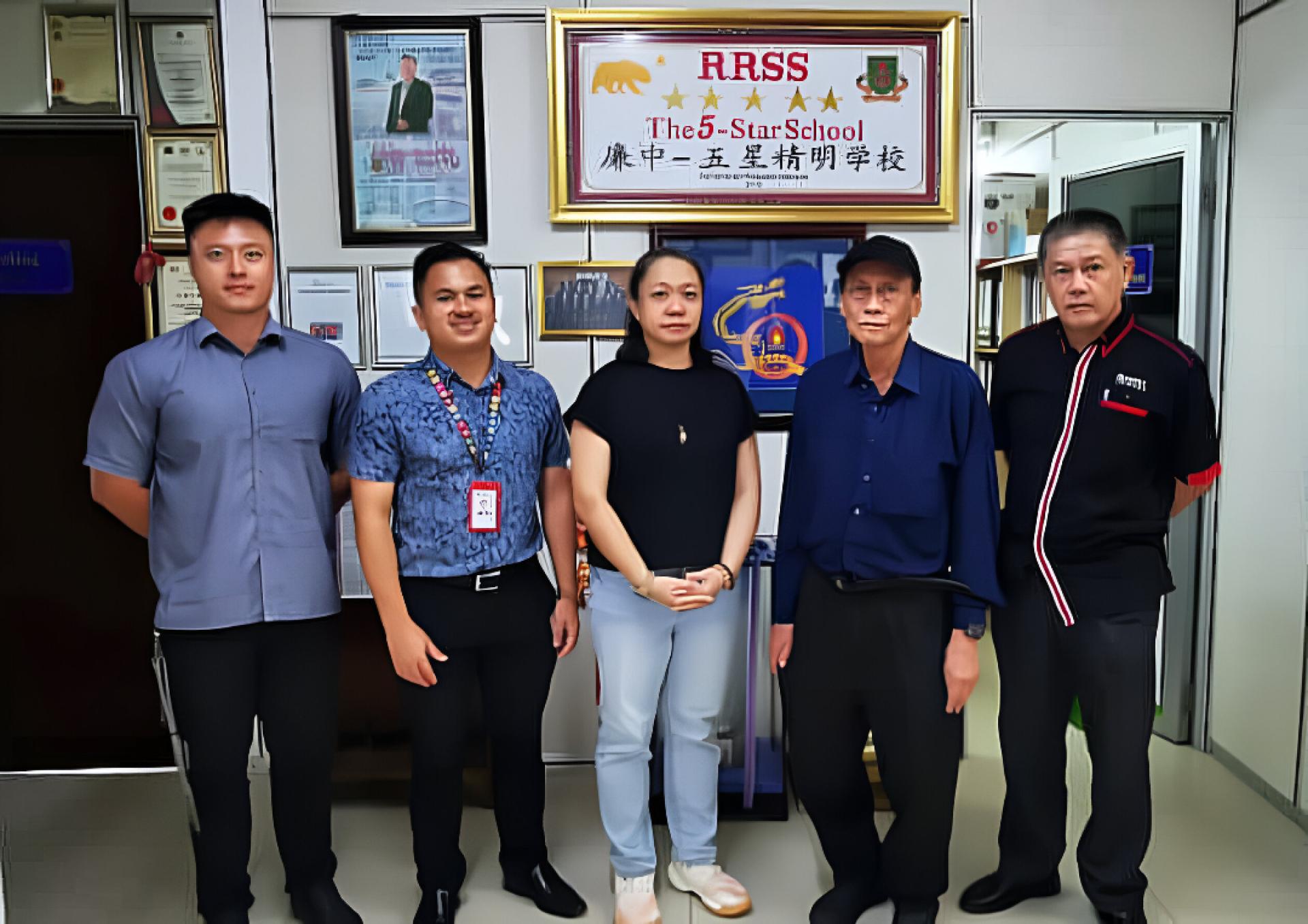 廉律中学副首席执行长刘世聪先生、联课副校长康亚雄先生及篮球校队负责老 师林思任与MYY Community Mall代表侯雯诗女士合摄。