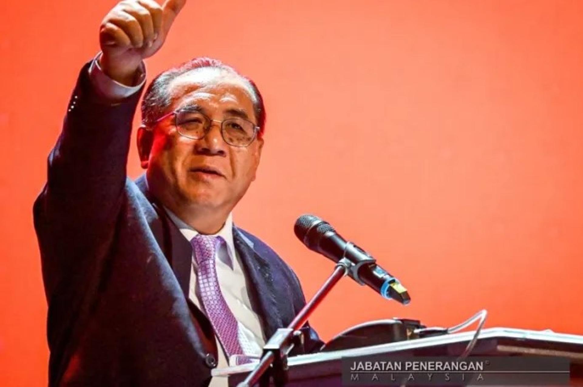 佐尔于2025年10月28日斯威本科技大学砂拉越校区25周年庆典晚宴上发表讲话。