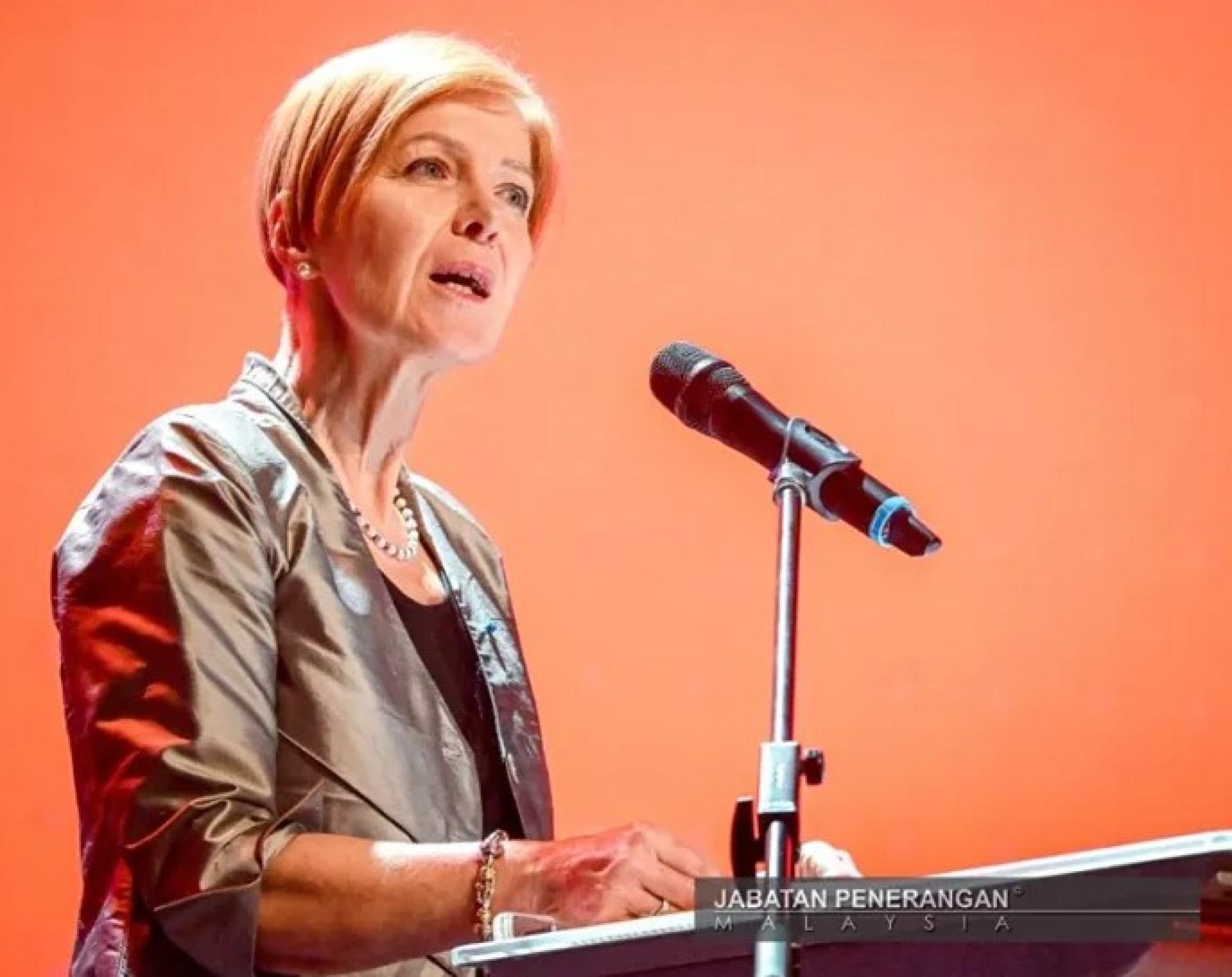 奎斯特于2025年10月28日斯威本科技大学砂拉越校区25周年庆典晚宴上发表讲话。