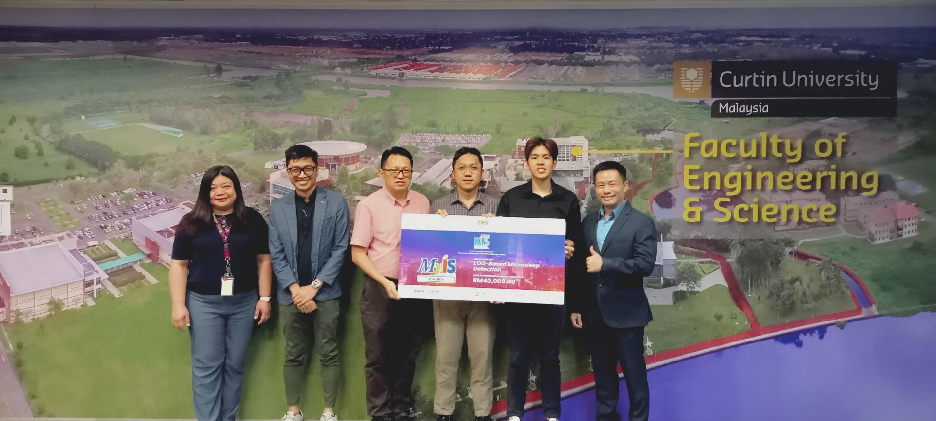 科廷马来西亚工程与科学学院院长武常翠教授（右）与林再英副教授（左）、黄伟杰副教授、周应明博士及得奖学生团队合影。