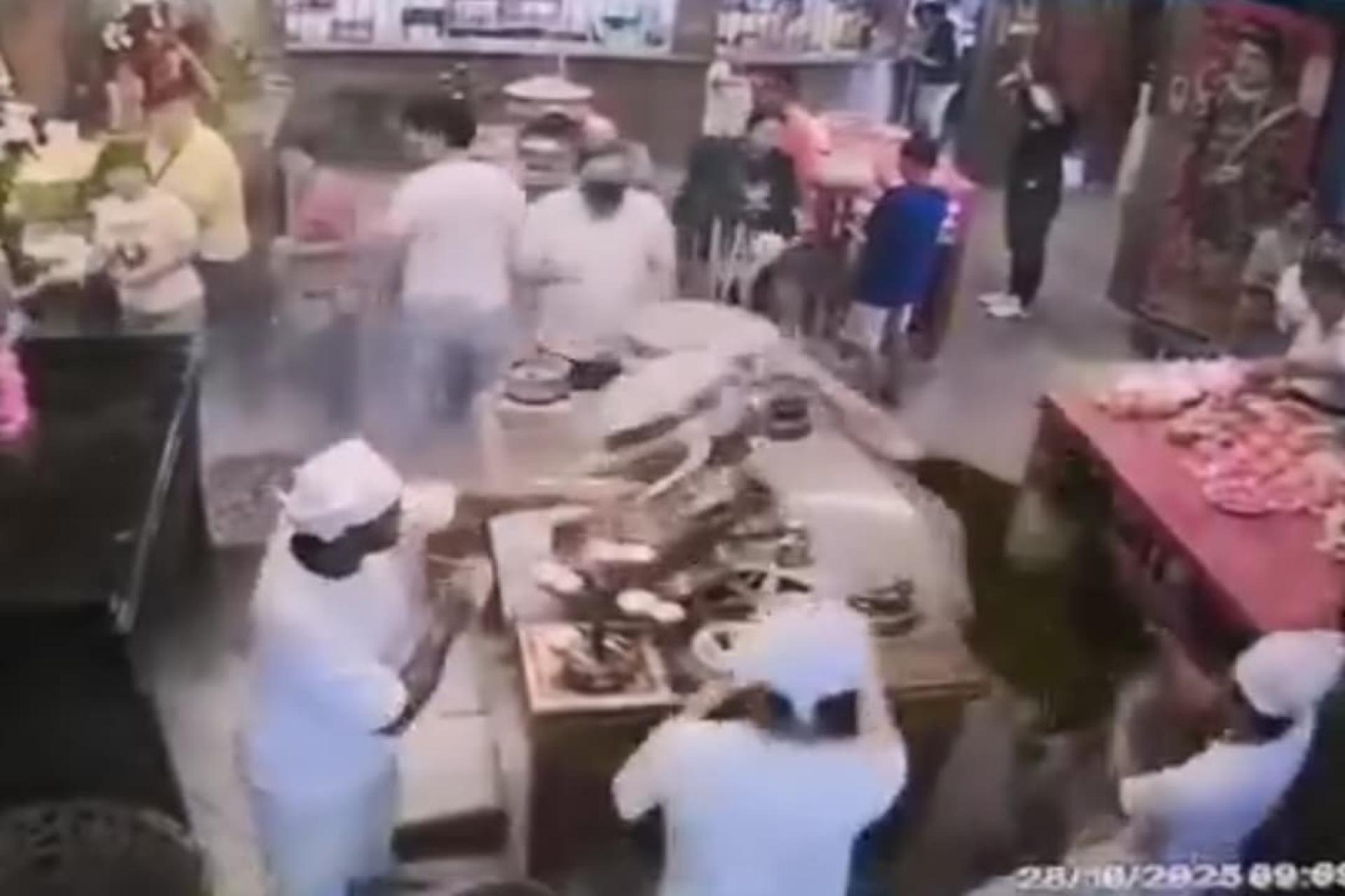 男子在九皇爷庙大闹。