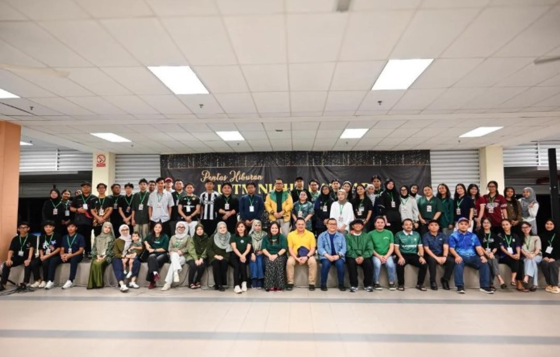 第7届UiTM夜市嘉年华筹委会成员合影留念。