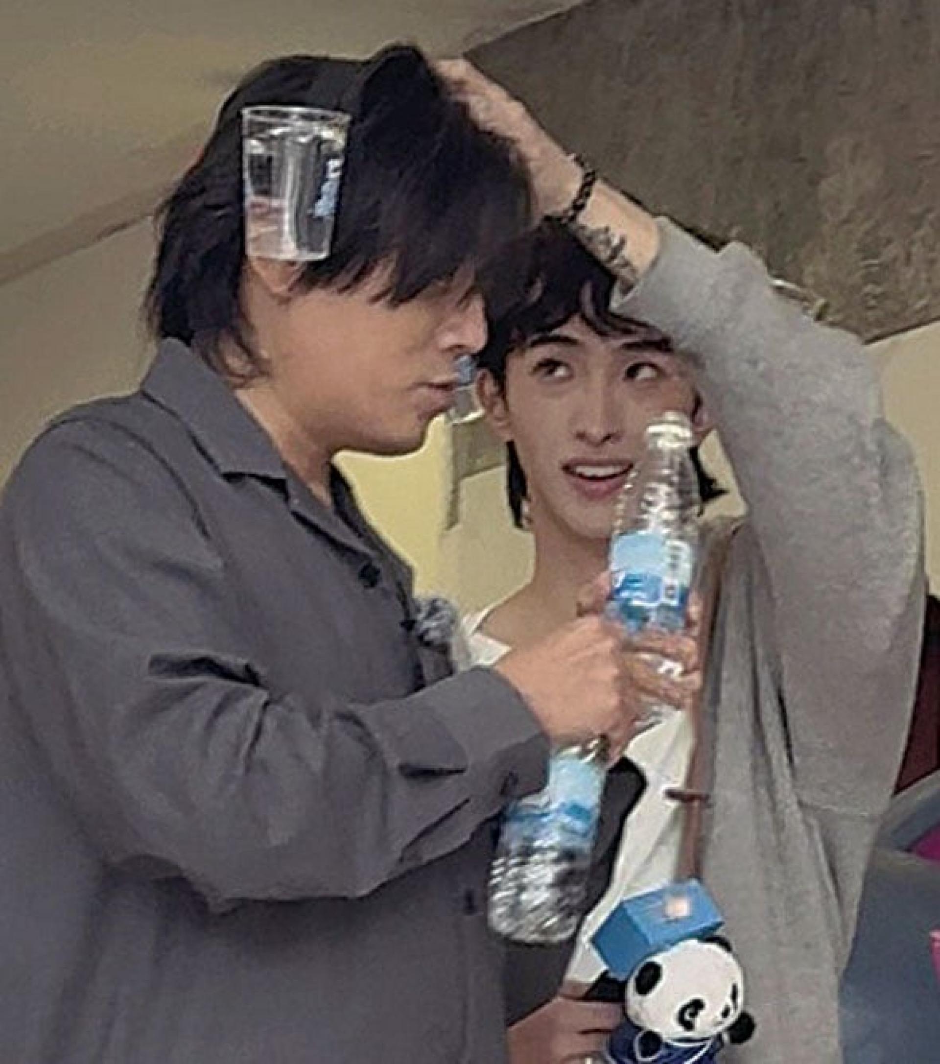 小哈利(右)近日被拍到与继父秦昊一起录节目,两人相处看起来很融洽。