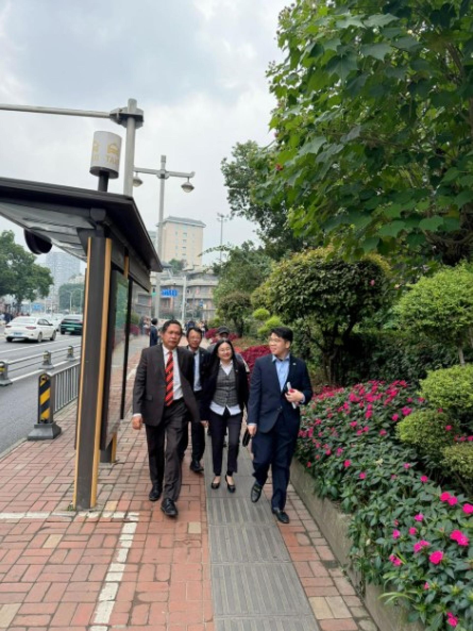 砂副总理道格拉斯（Datuk Amar Douglas Uggah Embas）继续其在中国四川省的正式访问行程。