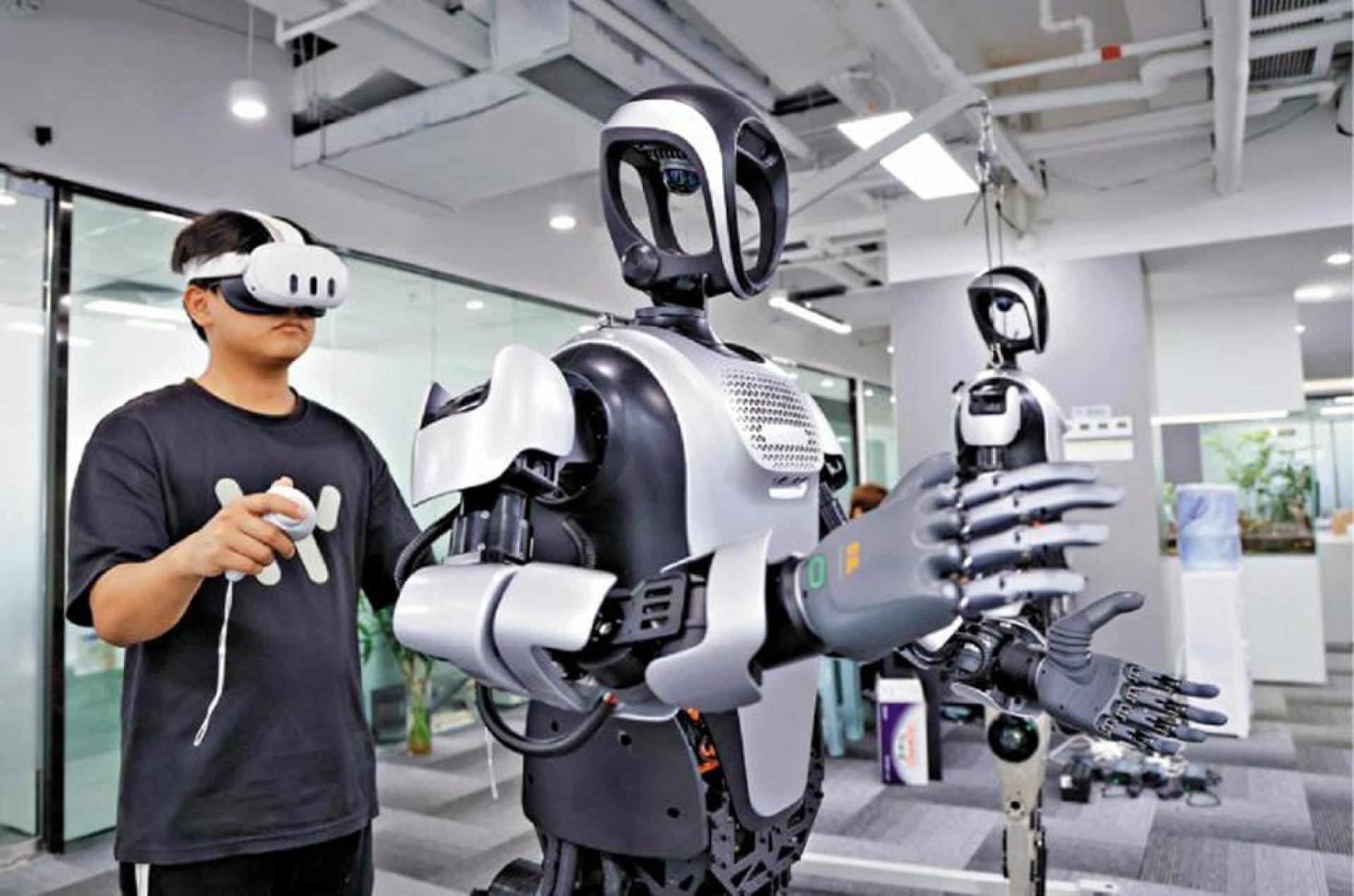 “十五五”的主要目标之一是科技自立自强水平大幅提高。图为技术人员正在调试人形机械人。