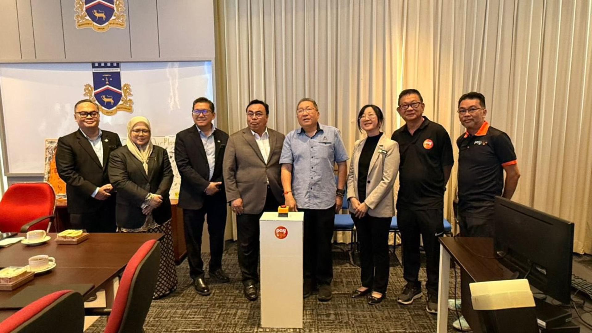 古晋南市市长拿督黄鸿圣(右4)与北市市长拿督希尔米(左4)与Pay & Go有限公司代表等人共同主持“智能泊车系统推介礼”。
