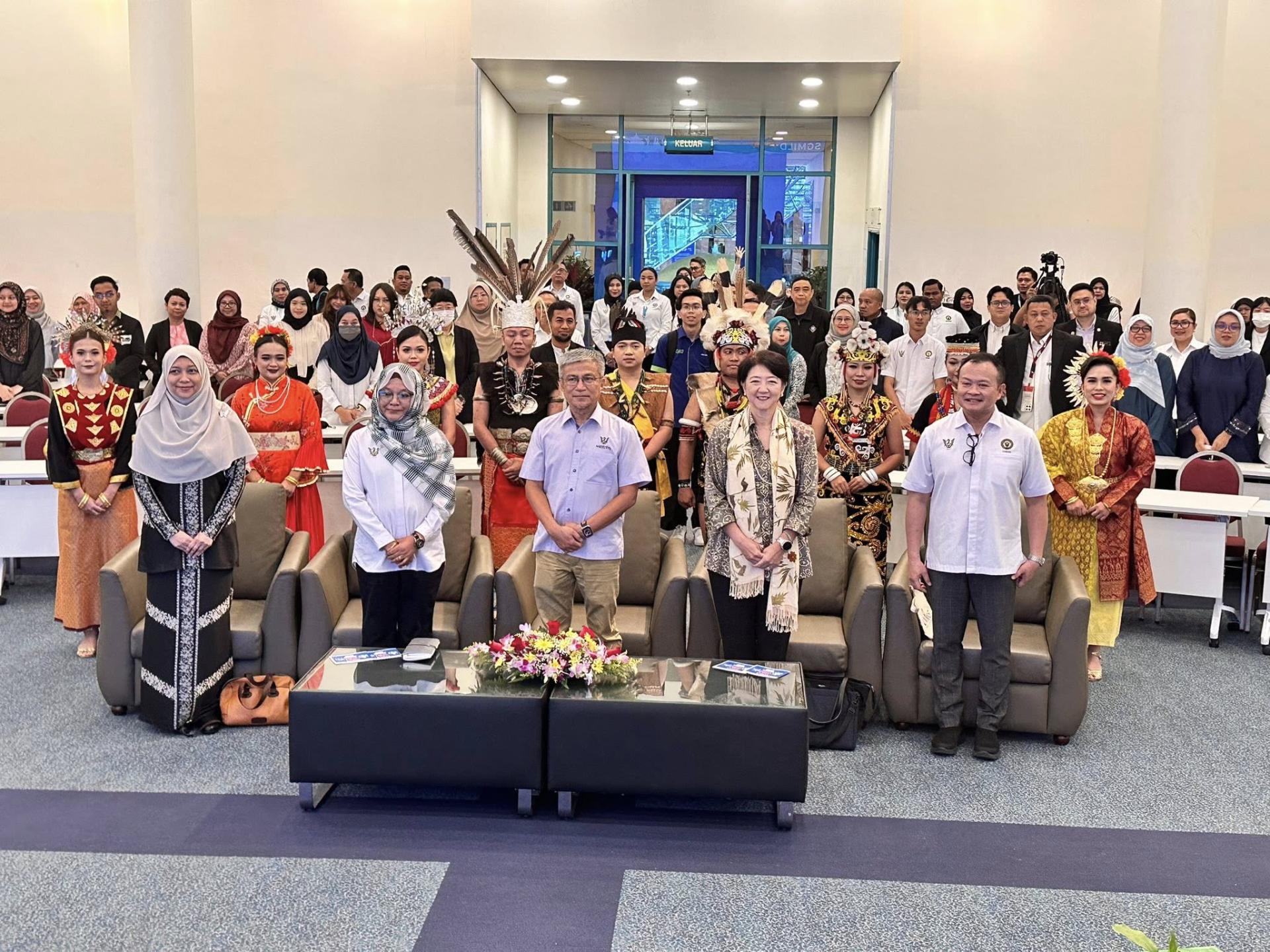 拿督安华拉拜益(中)与出席者合影。